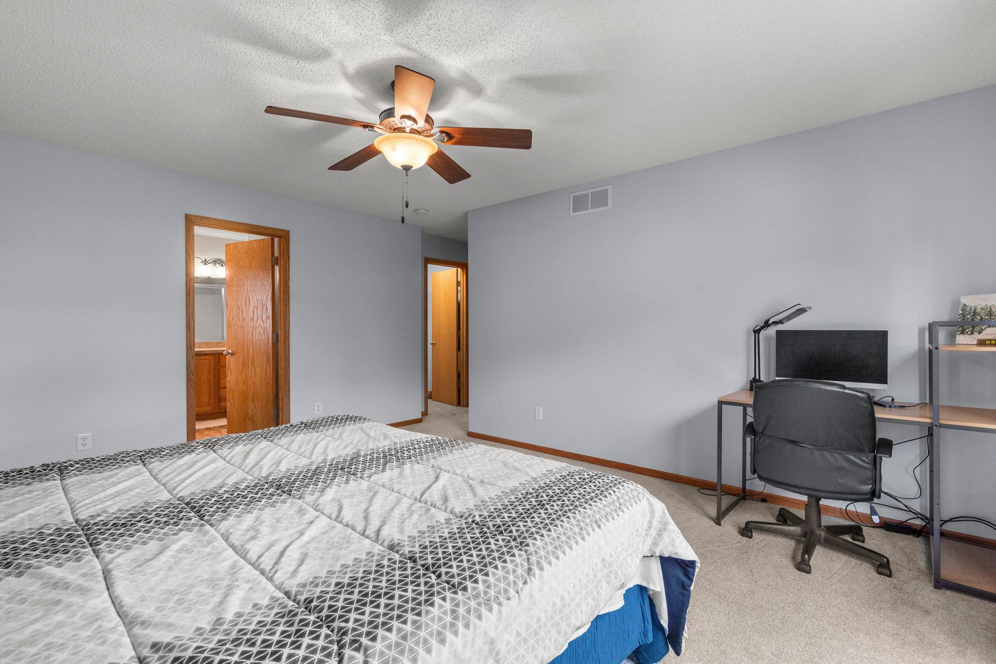31-web-or-mls-1177 Danube Ave-81.jpg