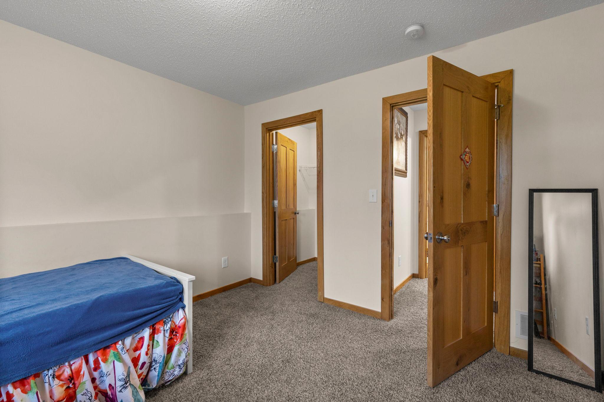 46-web-or-mls-1177 Danube Ave-126.jpg