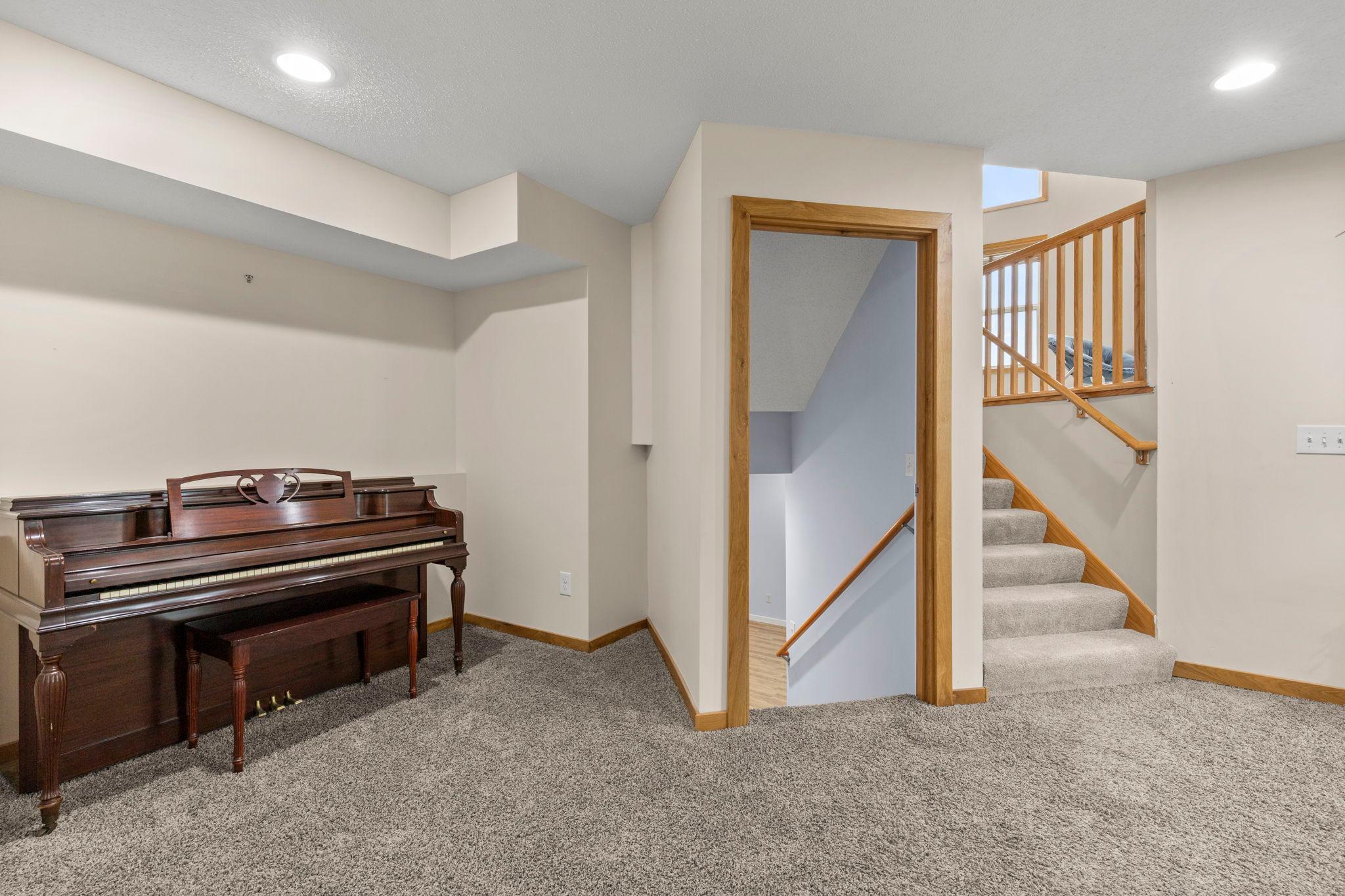 39-web-or-mls-1177 Danube Ave-105.jpg