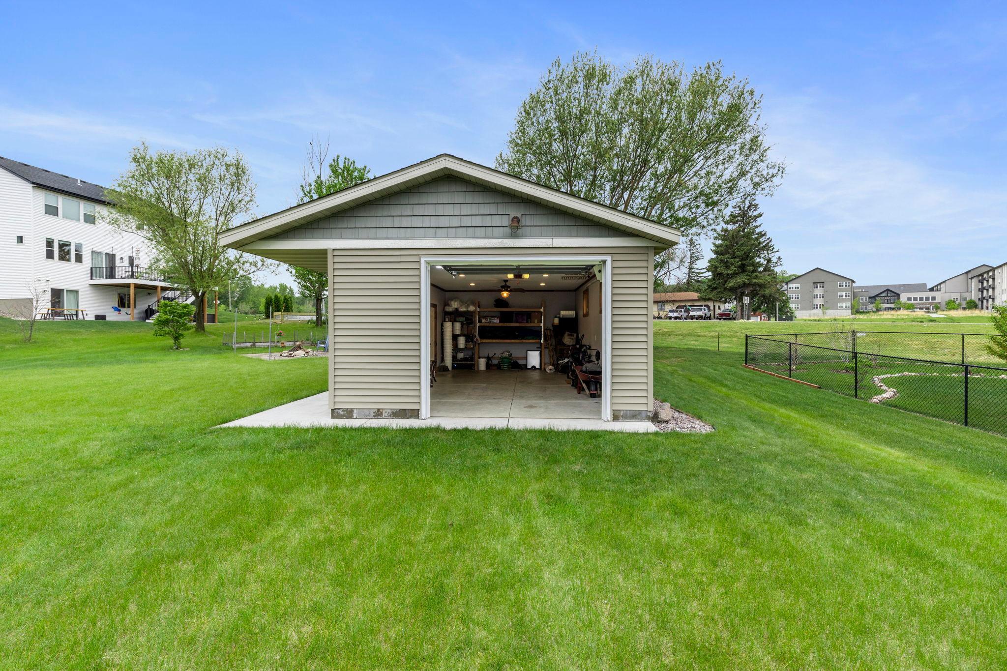 58-web-or-mls-1177 Danube Ave-163.jpg