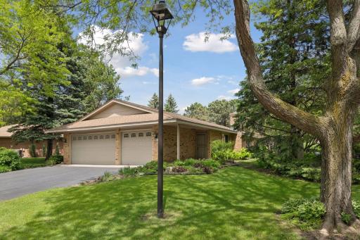 Desirable Kingswood! An all-brick detached townhome offering one-level living in wonderful condtion.