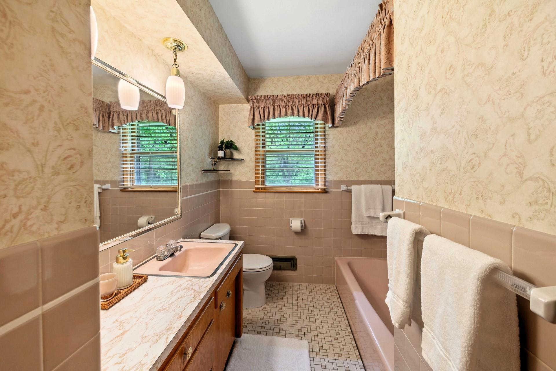 Full main floor ceramic bath.