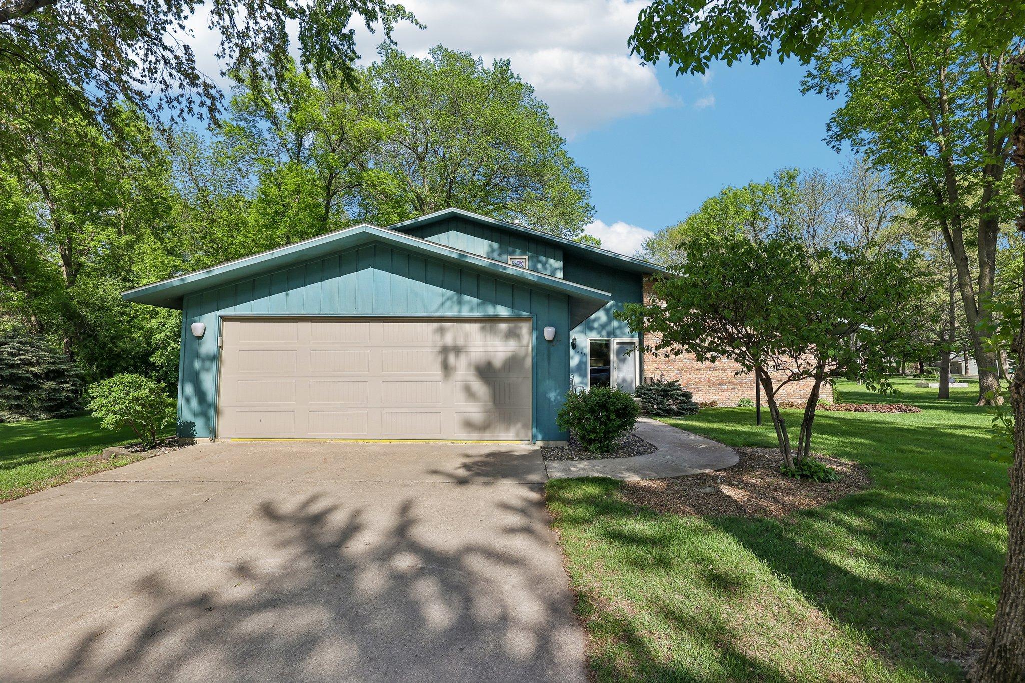 1-web-or-mls-Maple St N-S2105-001.jpg