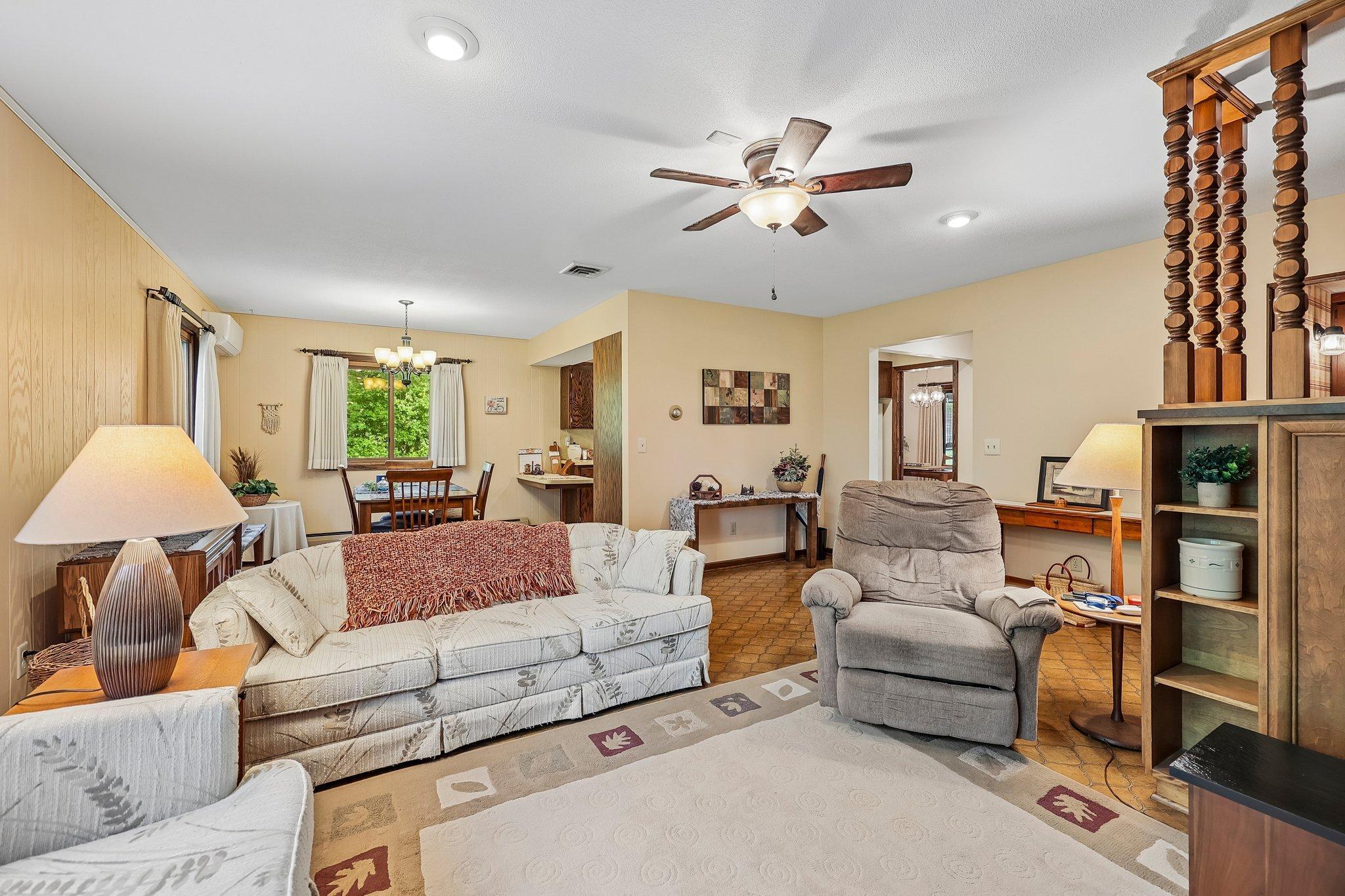 9-web-or-mls-Maple St N-S2105-009.jpg