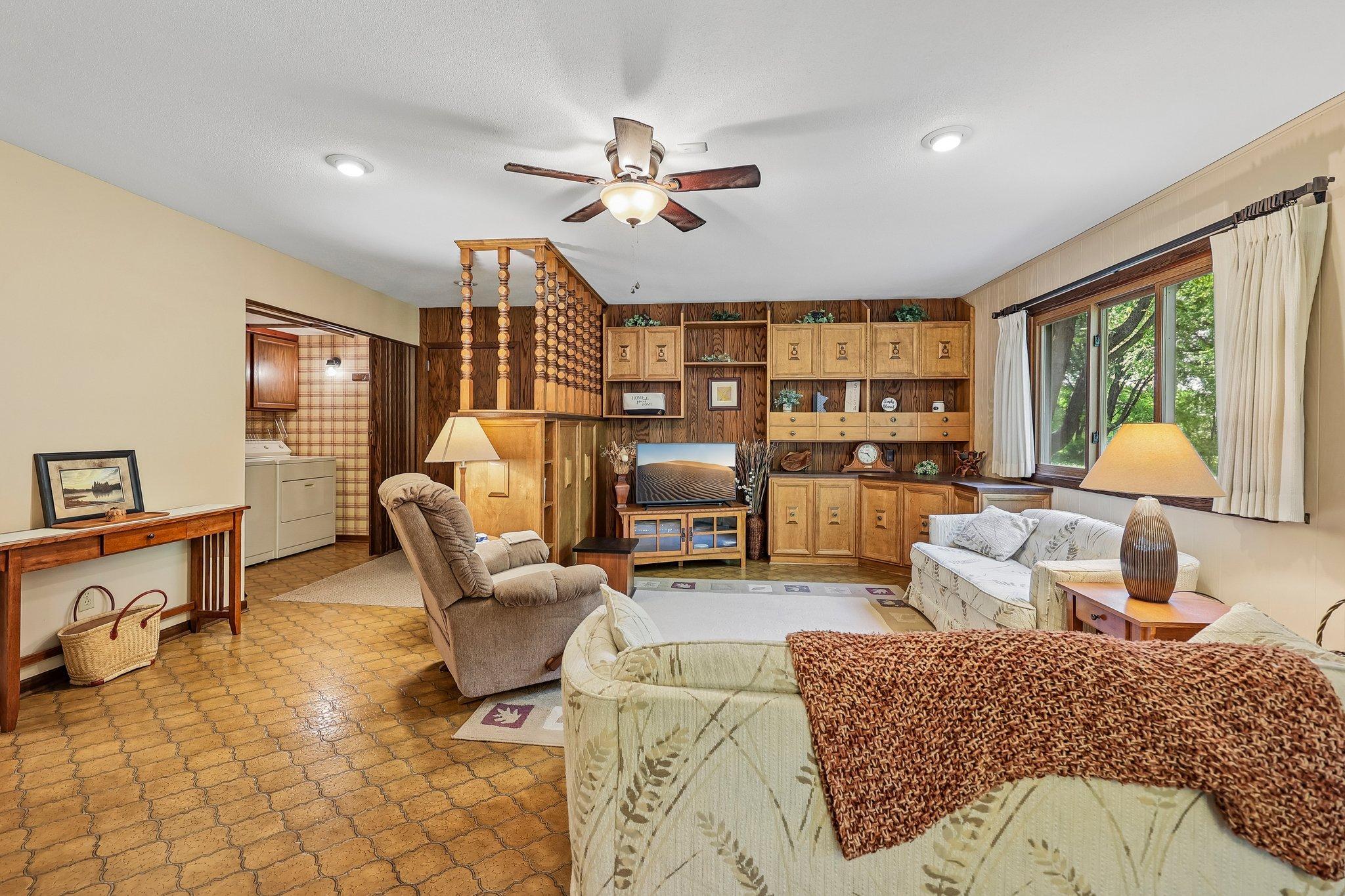 10-web-or-mls-Maple St N-S2105-010.jpg
