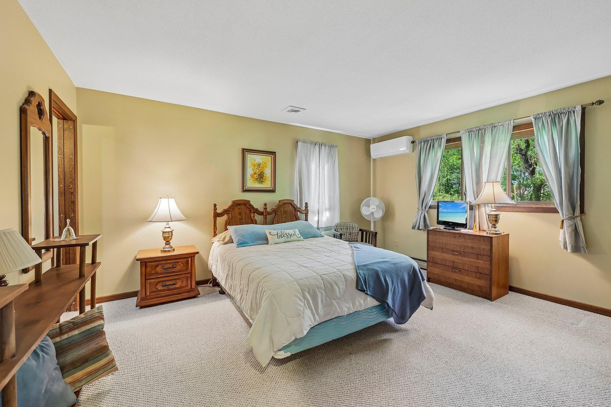 37-web-or-mls-Maple St N-S2105-037.jpg