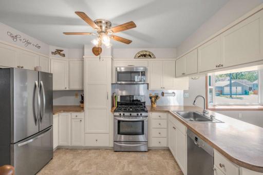 Plenty of cabinet space, stainless steel appliances