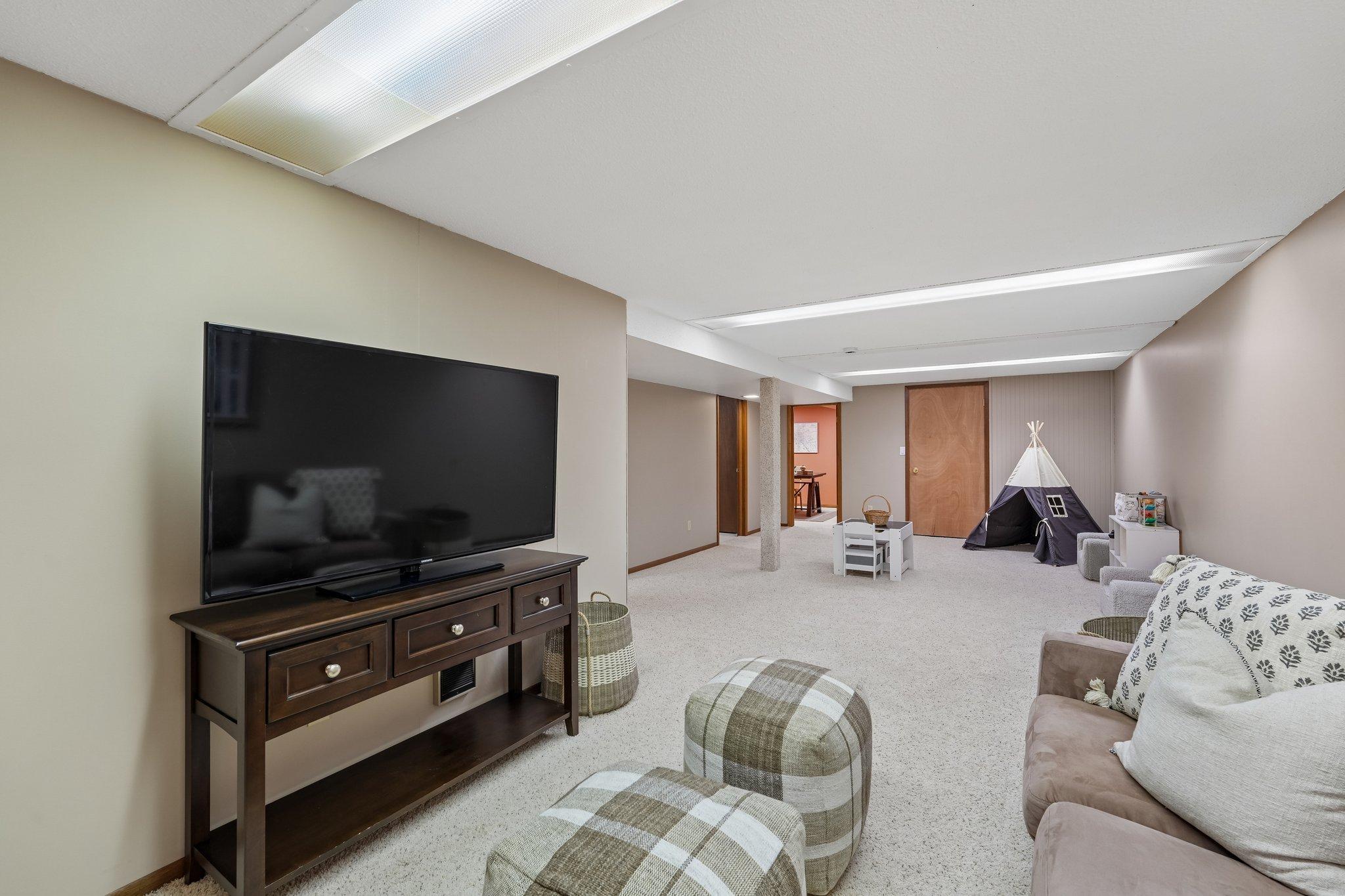 37-web-or-mls-Pandora Dr NE-S2005-037.jpg