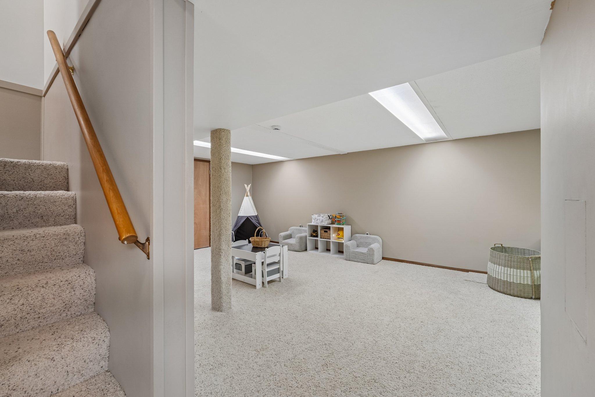 35-web-or-mls-Pandora Dr NE-S2005-035.jpg
