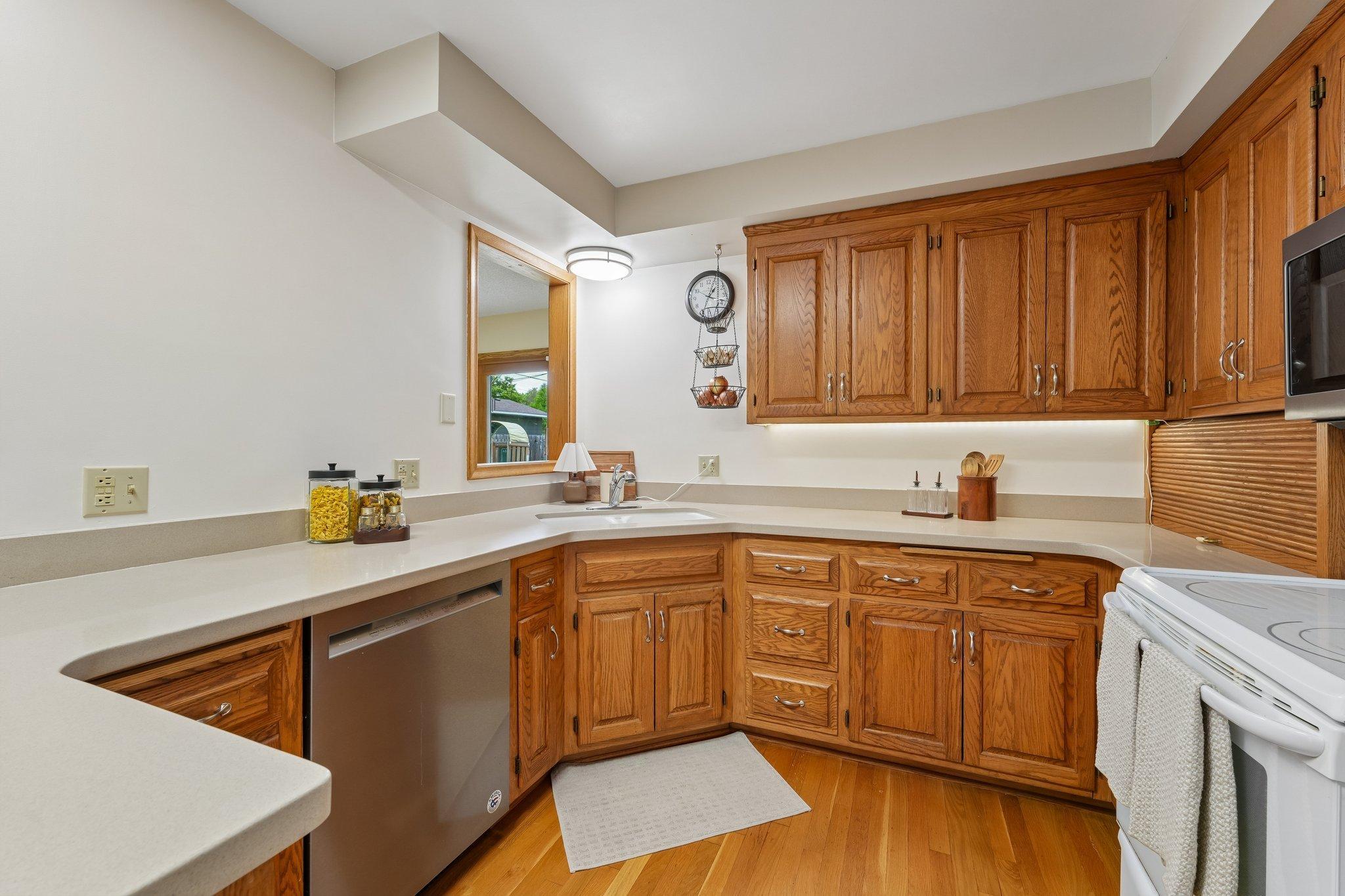 20-web-or-mls-Pandora Dr NE-S2005-020.jpg