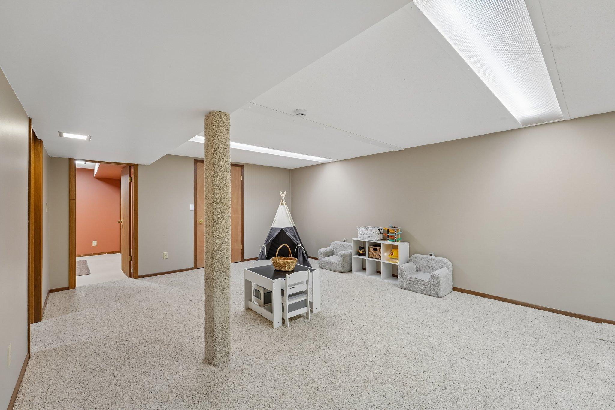 38-web-or-mls-Pandora Dr NE-S2005-038.jpg