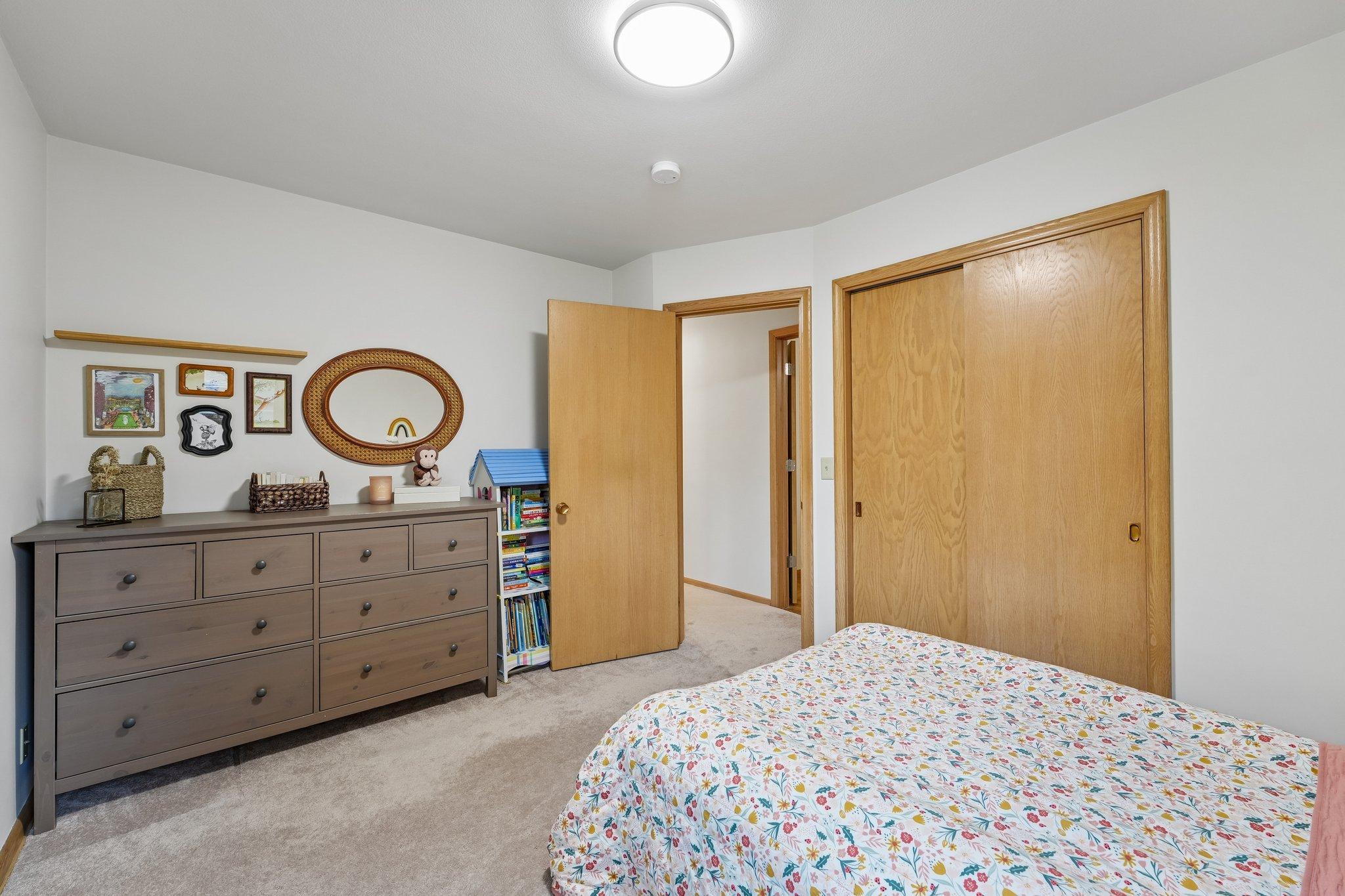 31-web-or-mls-Pandora Dr NE-S2005-031.jpg