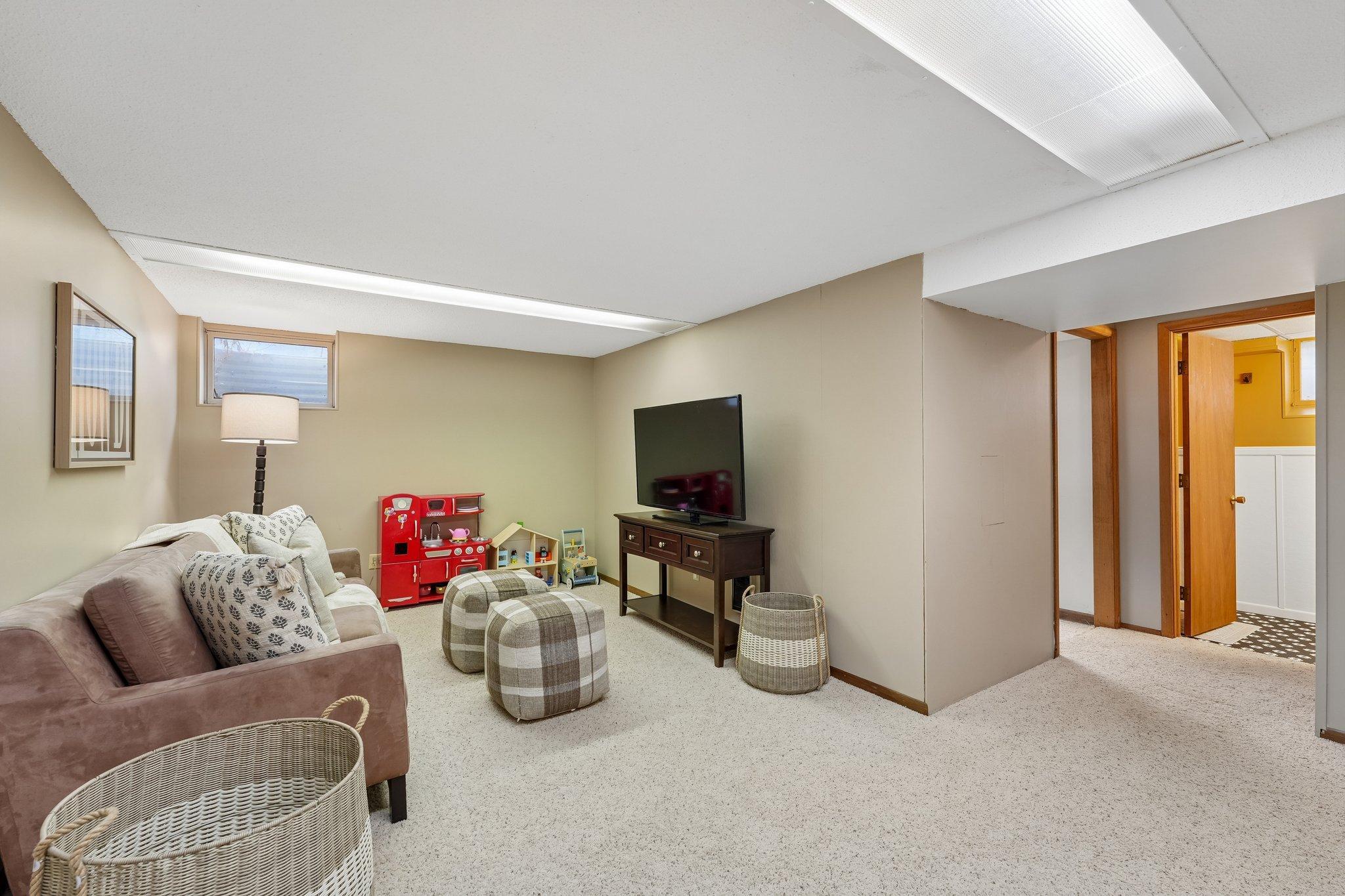 36-web-or-mls-Pandora Dr NE-S2005-036.jpg