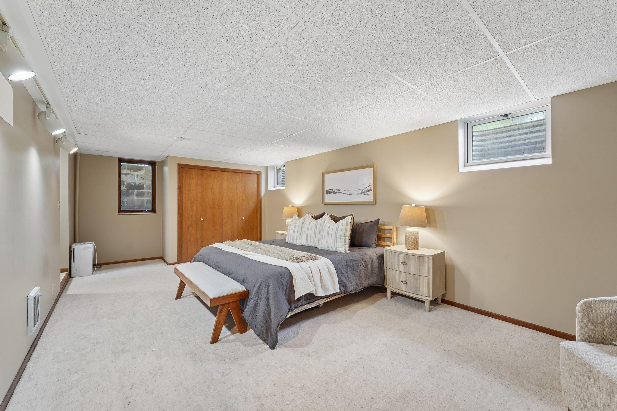 34-web-or-mls-Pandora Dr NE-S2005-034.jpg