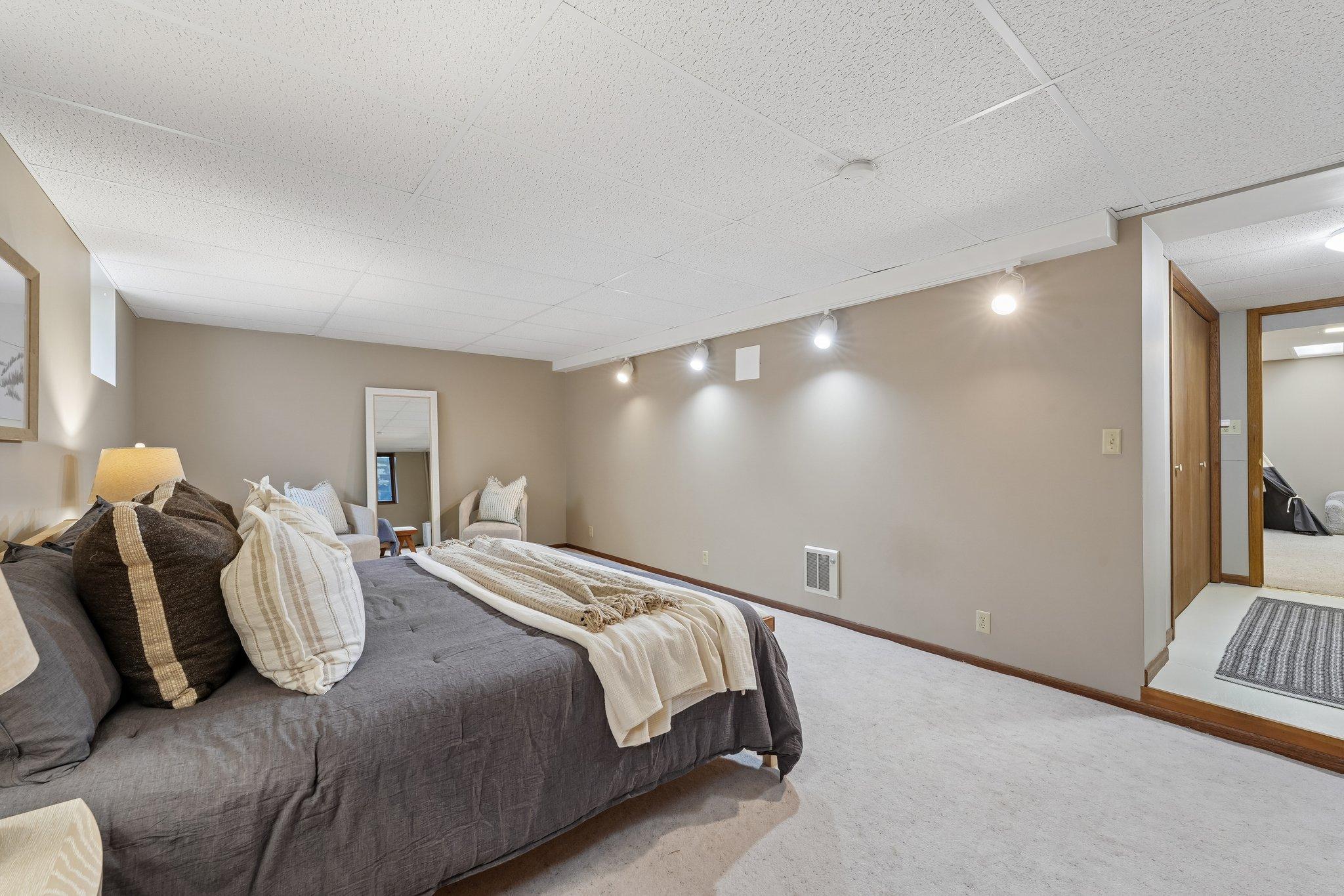 33-web-or-mls-Pandora Dr NE-S2005-033.jpg
