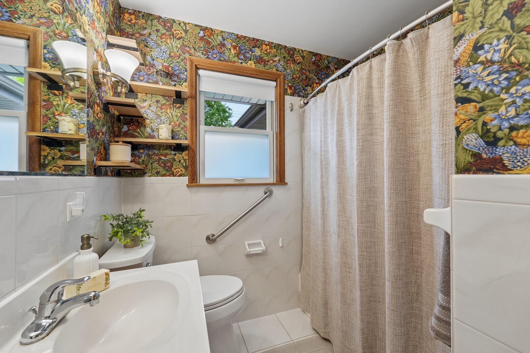 26-web-or-mls-Pandora Dr NE-S2005-026.jpg