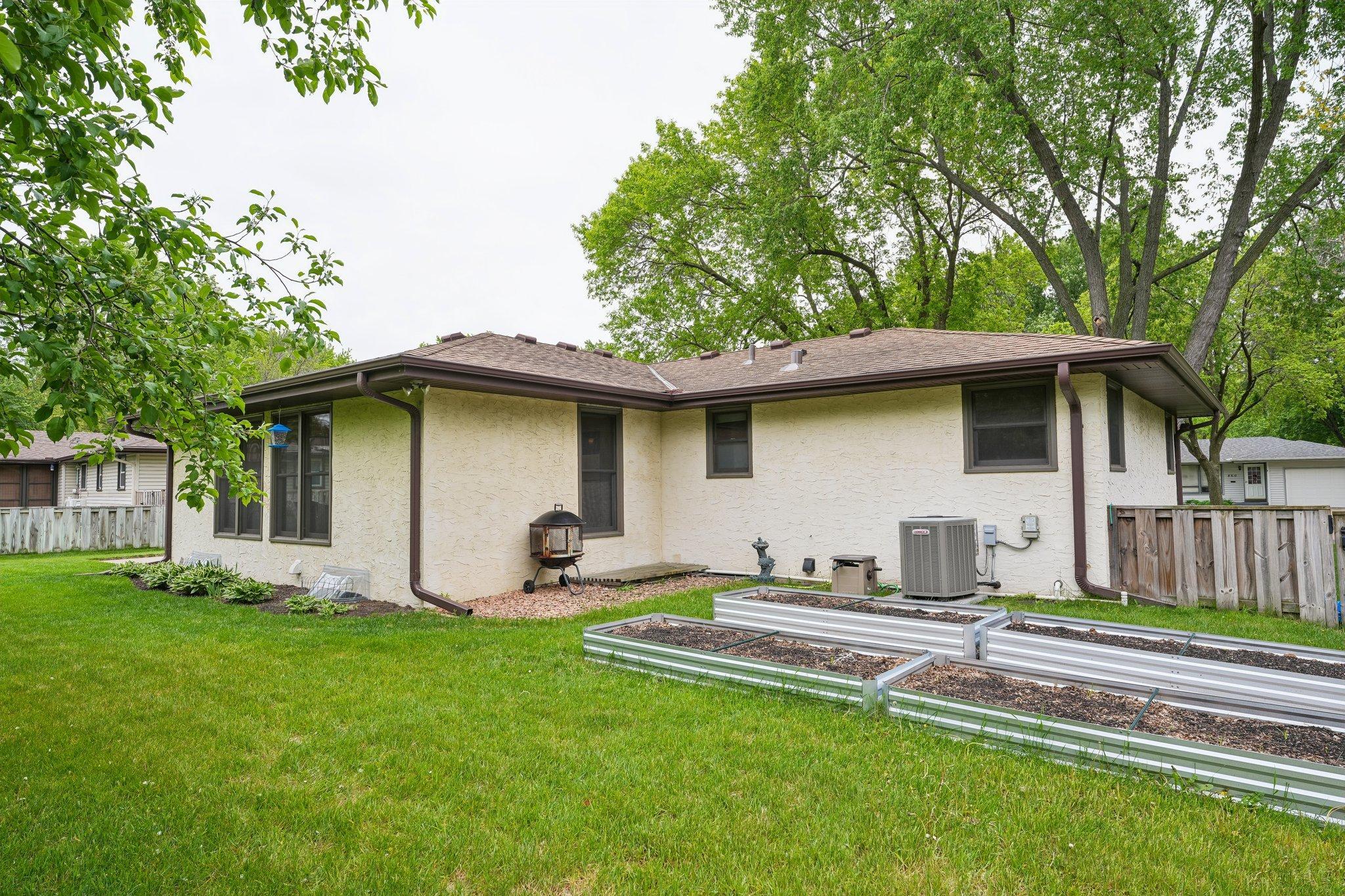 49-web-or-mls-Pandora Dr NE-S2005-049.jpg