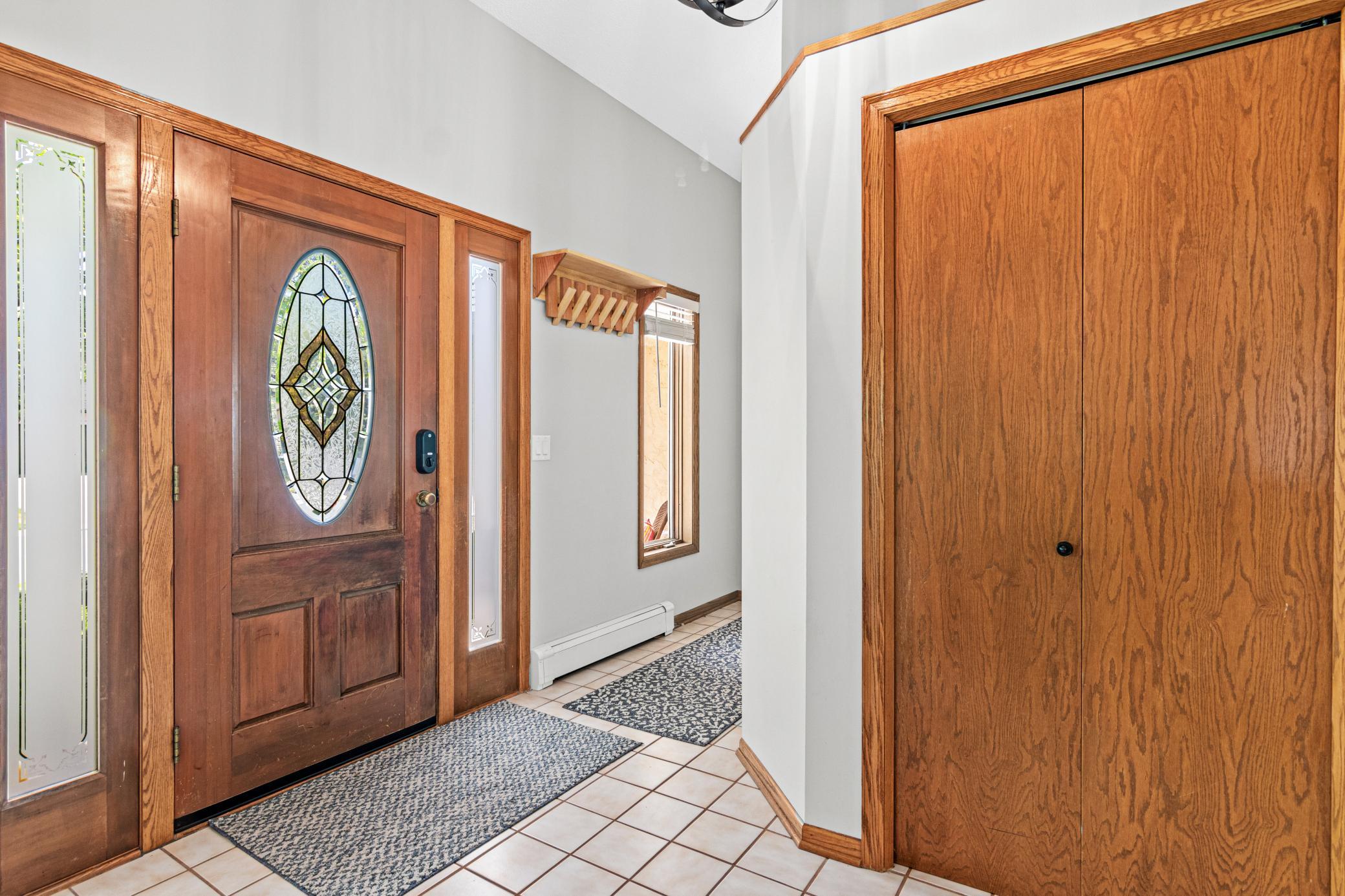 Spacious foyer to meet and greet your friends and family!