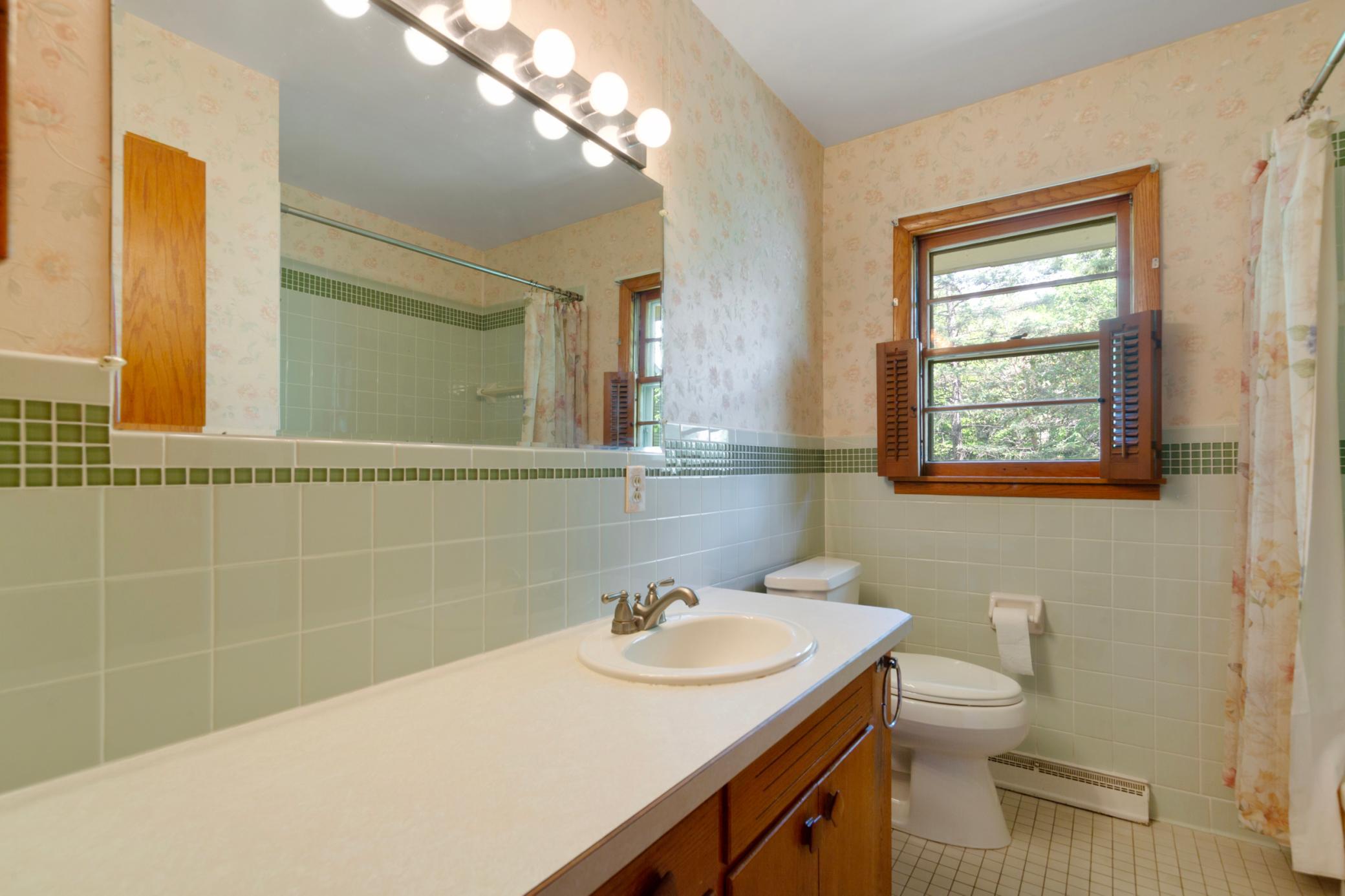 Full Main Floor Bathroom