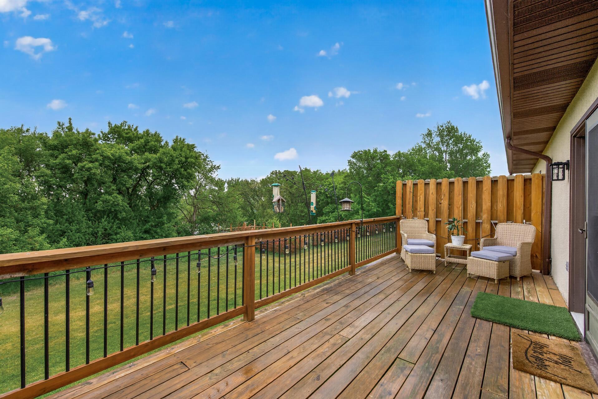 Private Outdoor Deck (more entertainment space)