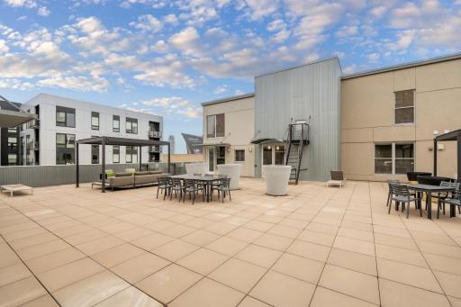 Stunning skyline and cityscape views provide the perfect backdrop for morning coffee, evening cocktails, or game-day entertaining.