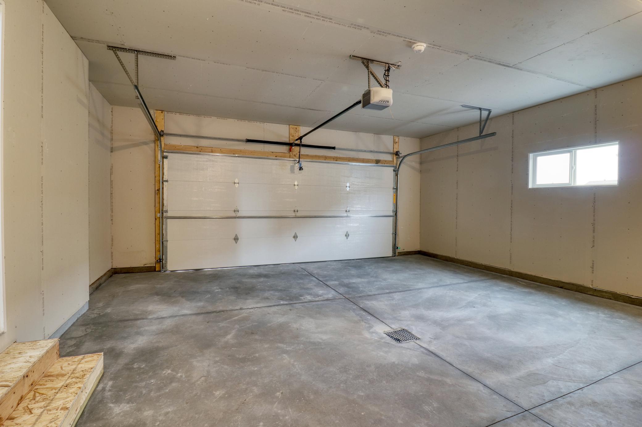Garage with Floor Drain!