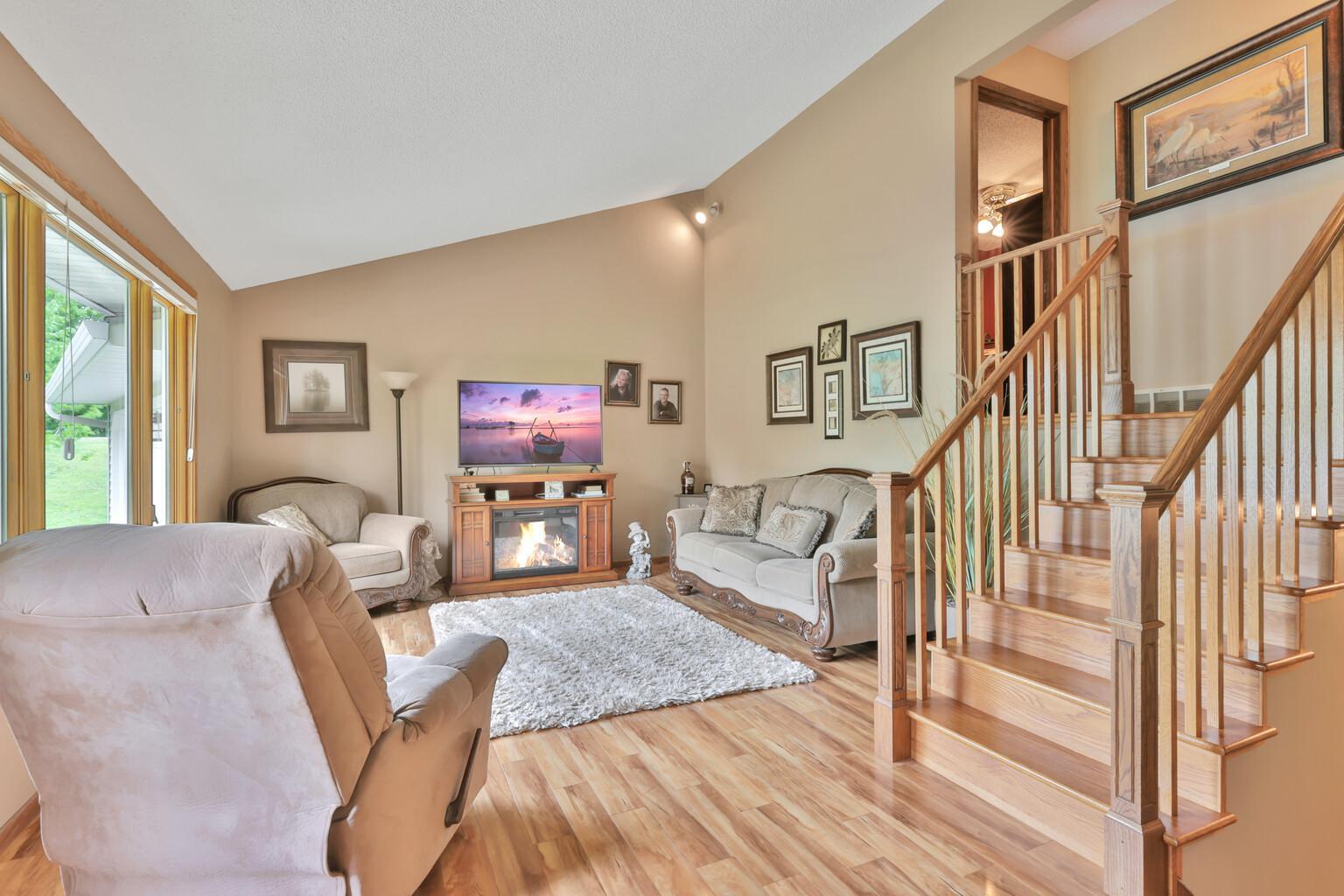 Beautiful floor and vaulted ceilings Stunning LVP Floors