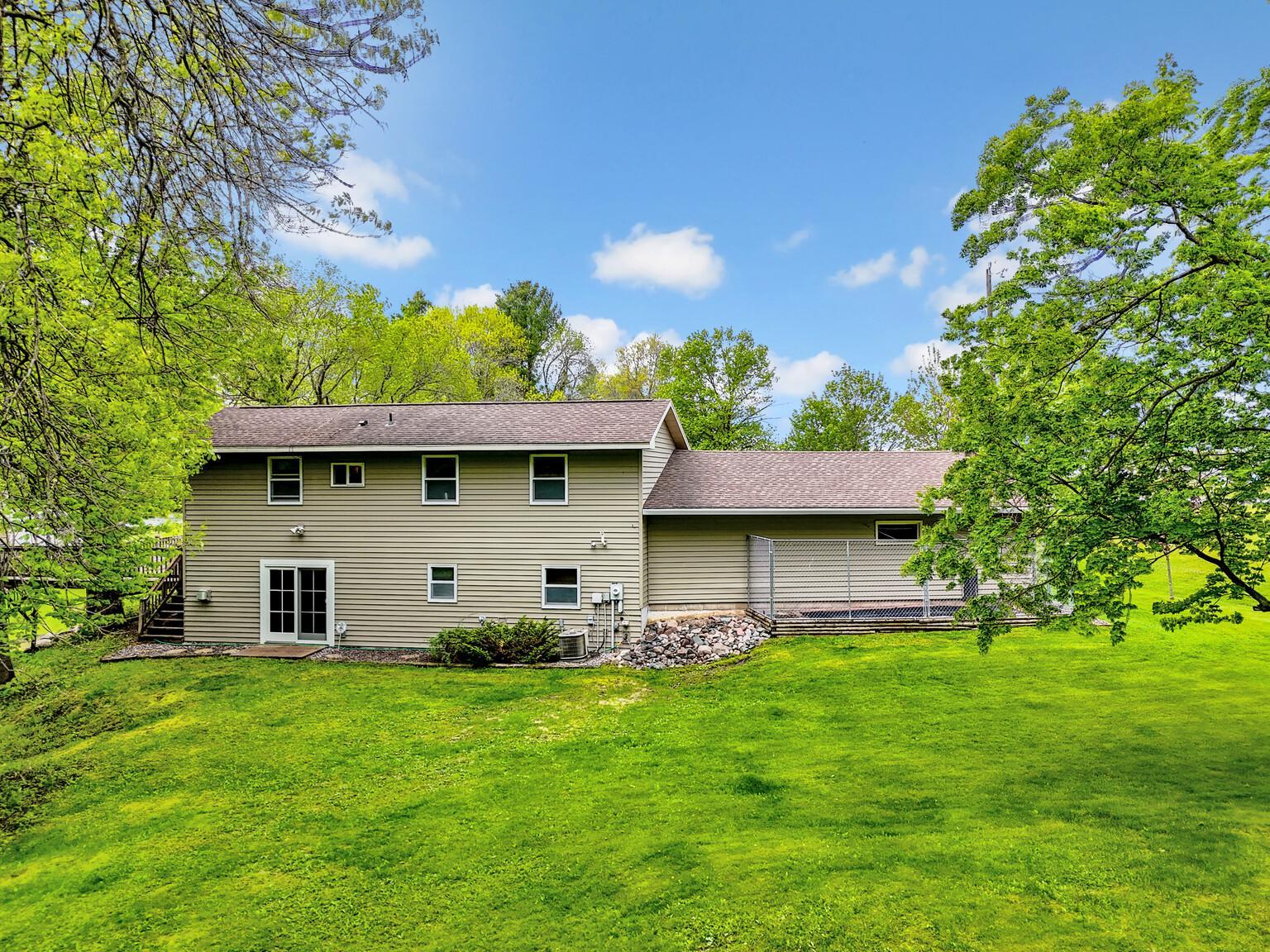 Walkout Lower level to park like setting - double lot - dog kennel