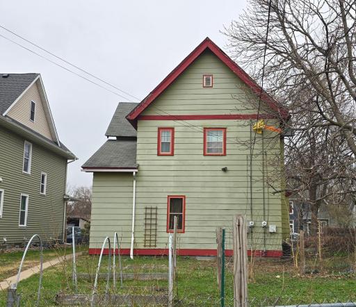 Large yard perfect for entertaining & gardening,