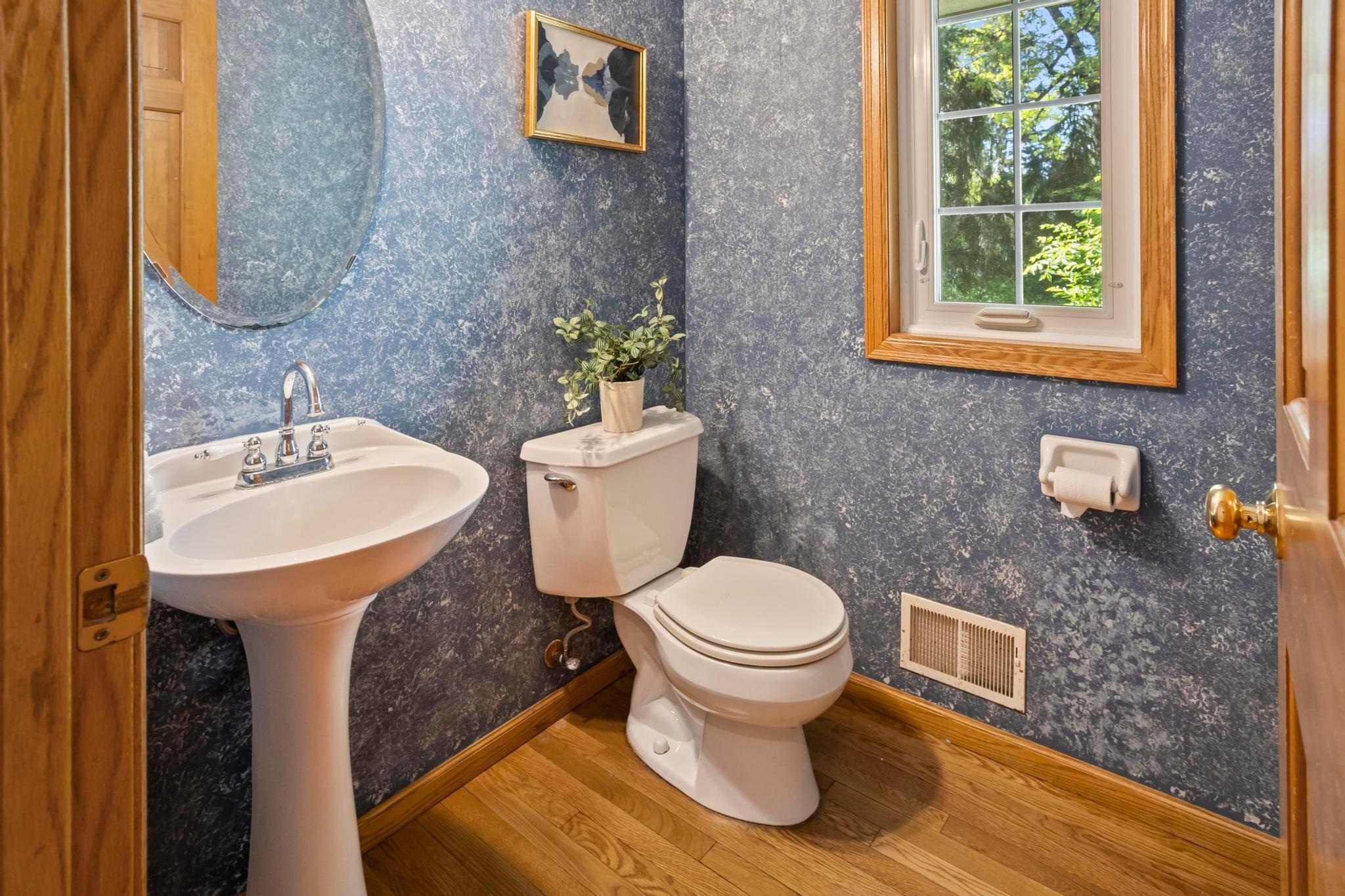 Main level 1/2 bath