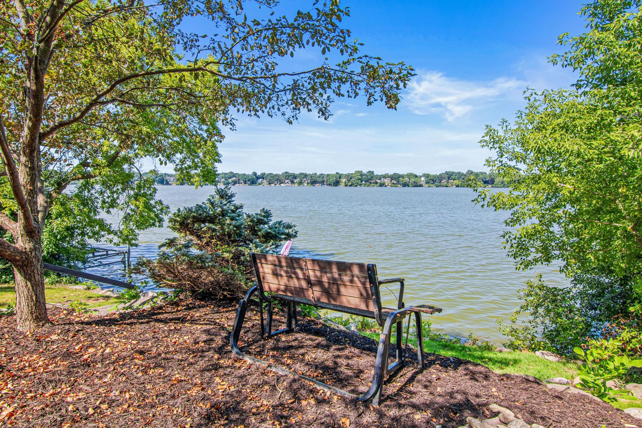 Enjoy evenings watching the boats go by!