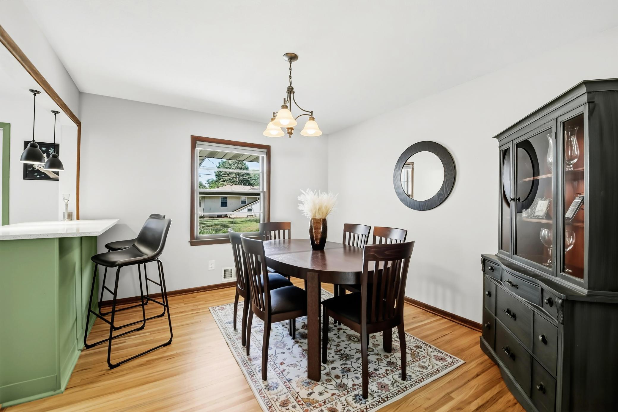 Informal dining space plus a cute island. Ideal for those morning coffees..jpg