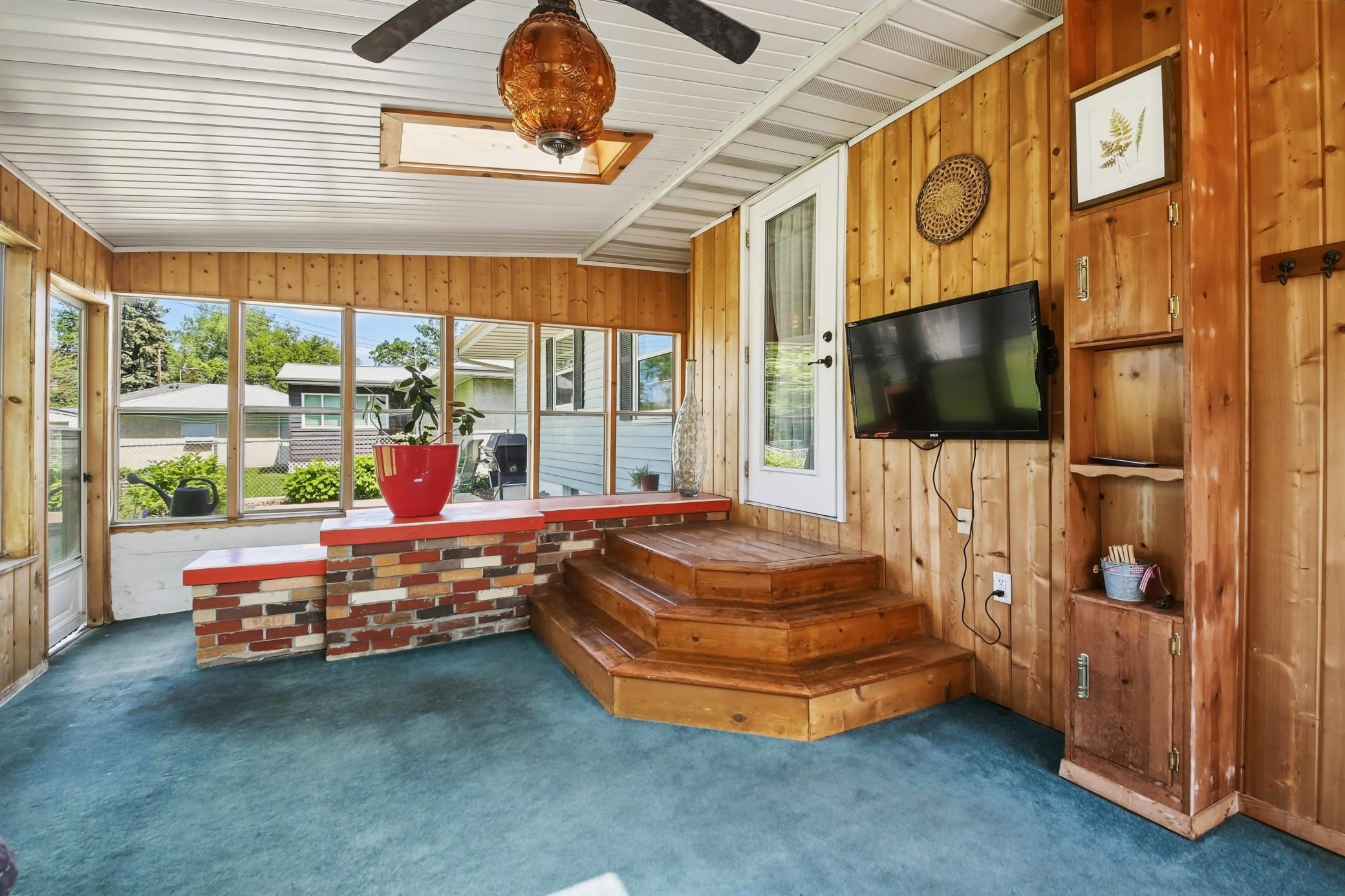 Sun porch, great additional living space..jpg