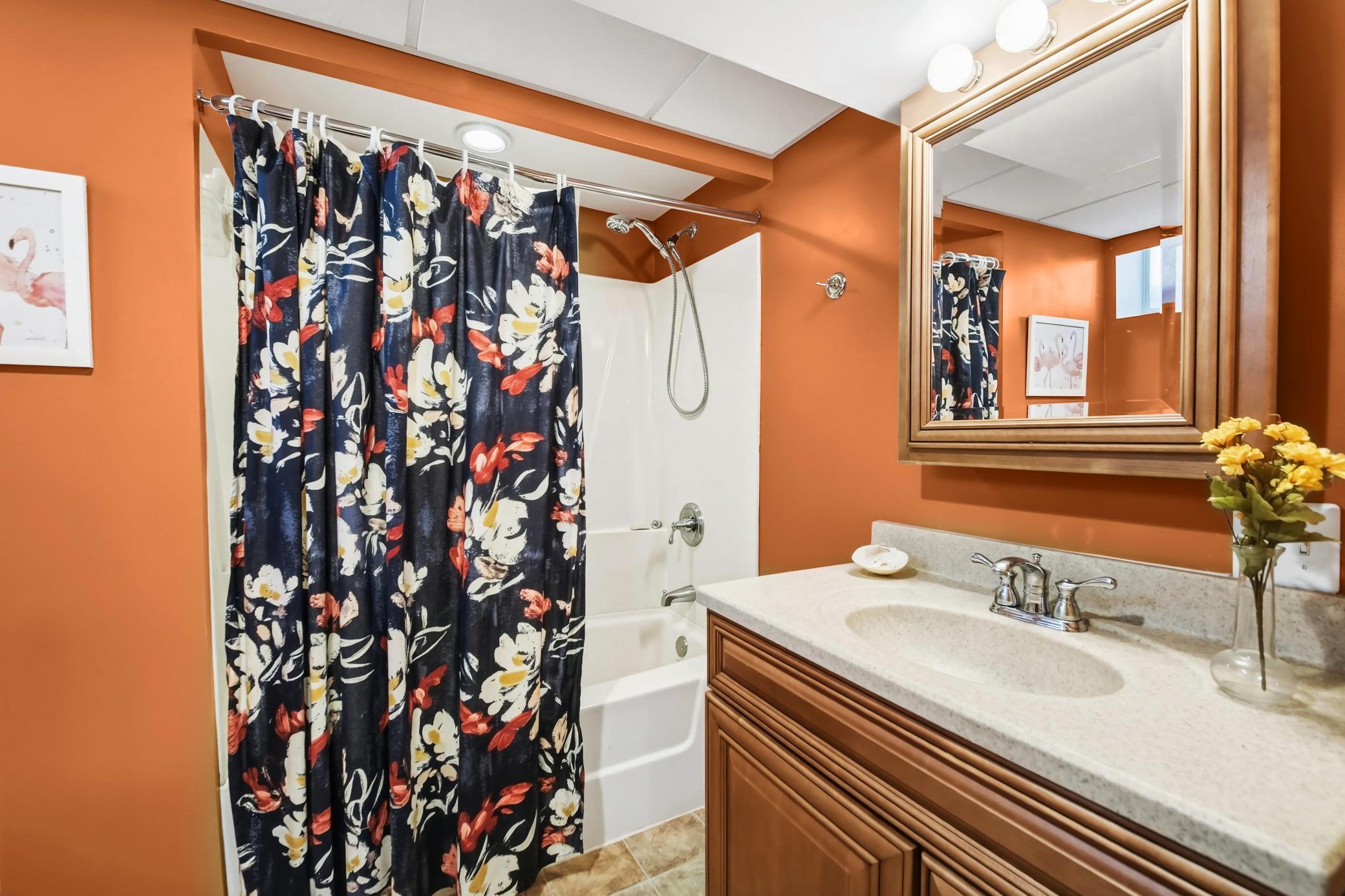 LL Full Bath-.jpg