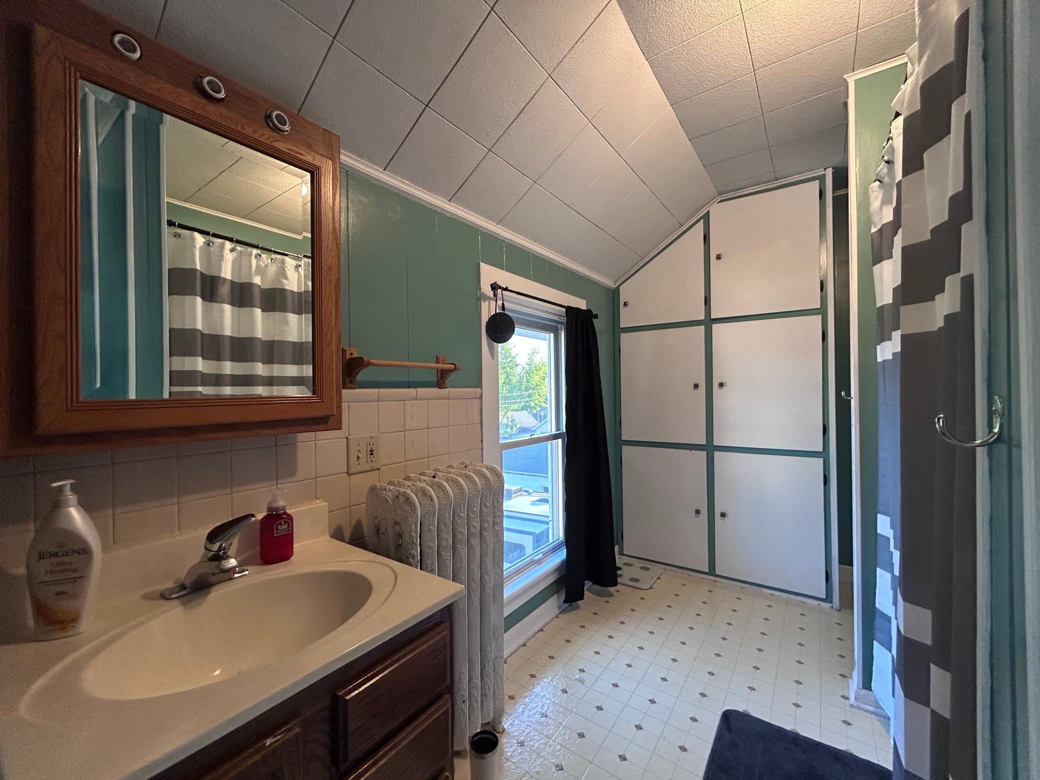 19 Bathroom.jpg