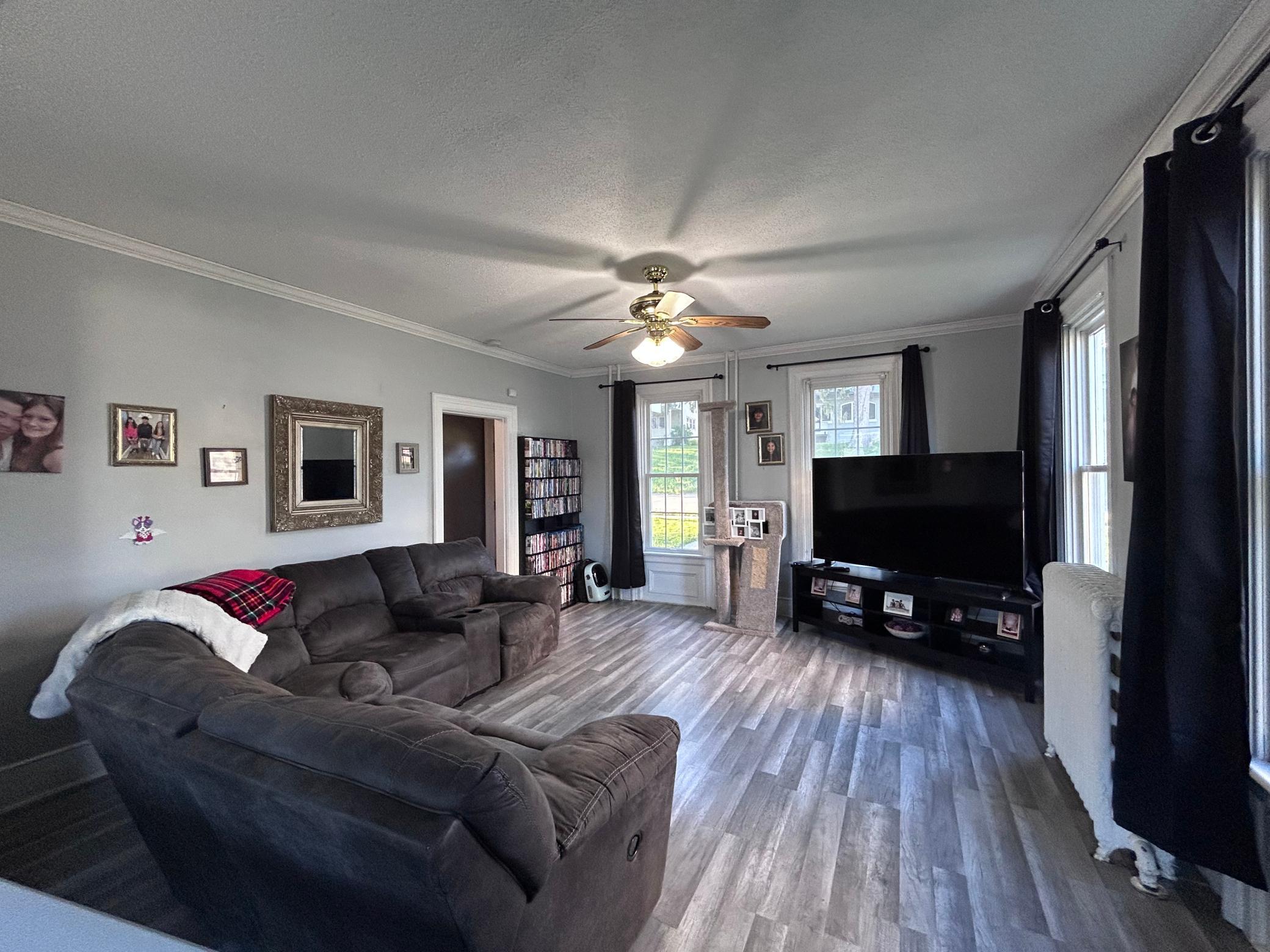 12 Family room.jpg