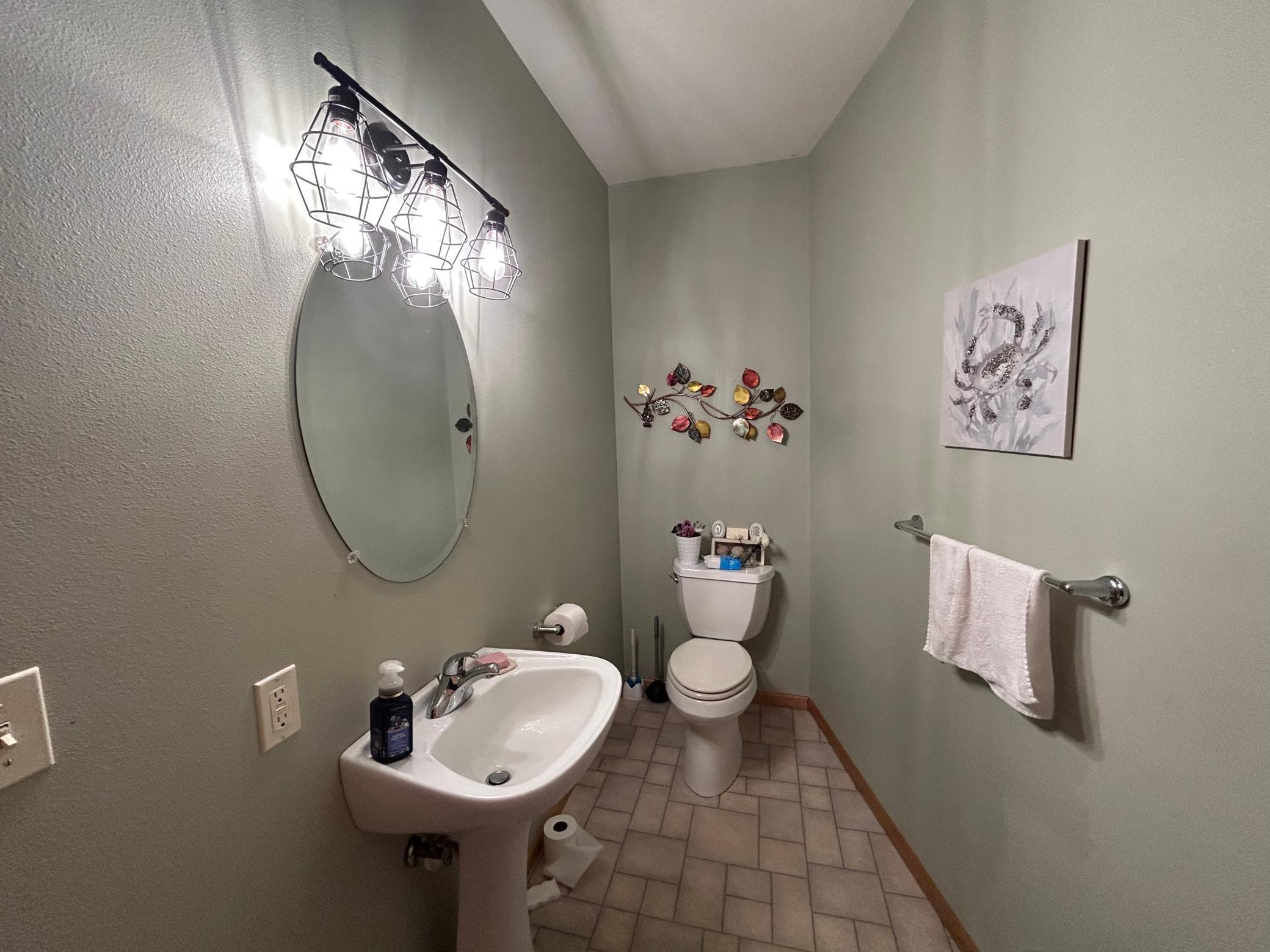 18 Bathroom.jpg