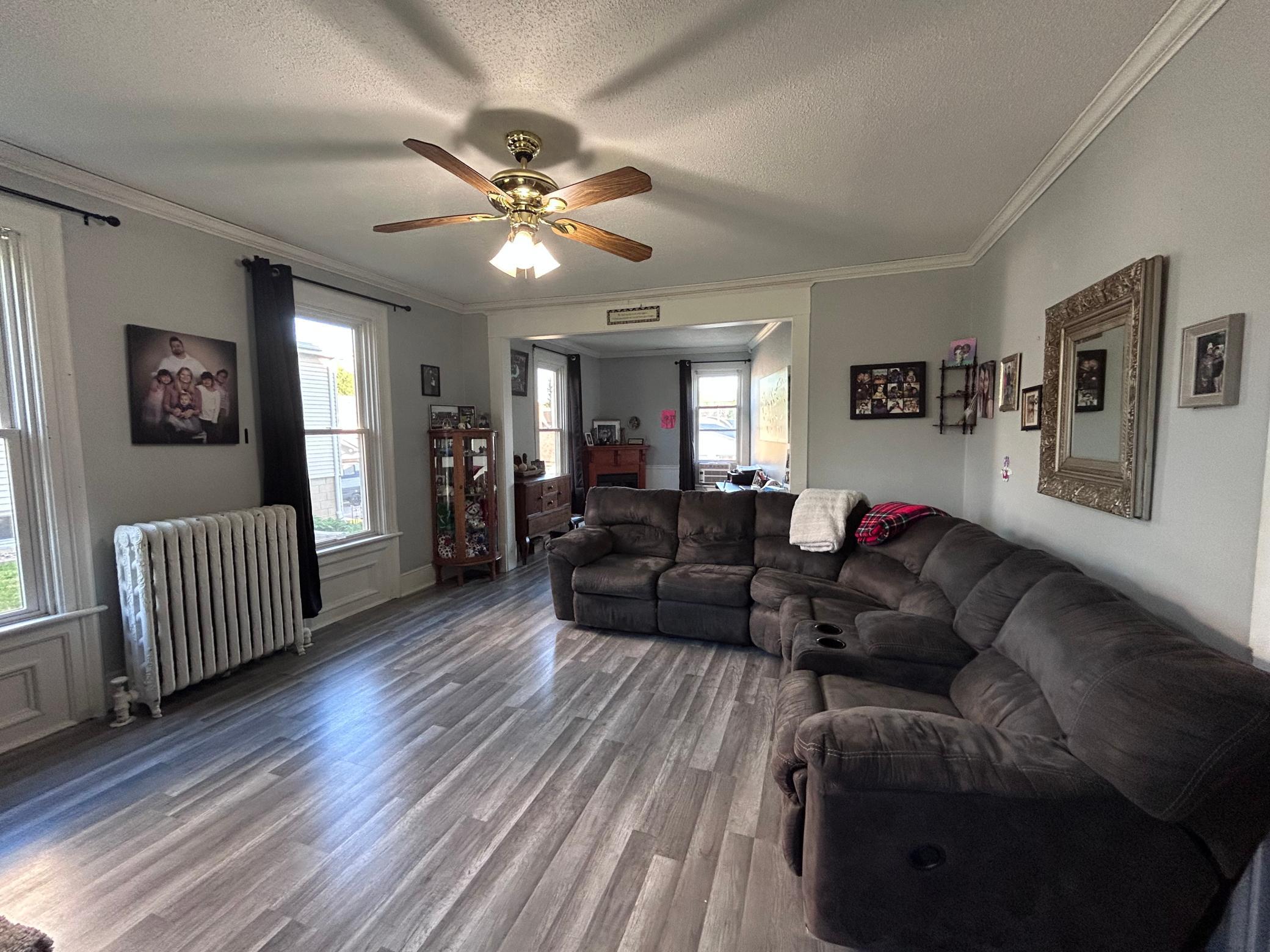 13 Family room.jpg
