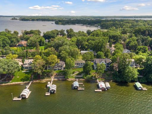 Sought after Minnetonka Beach lake community