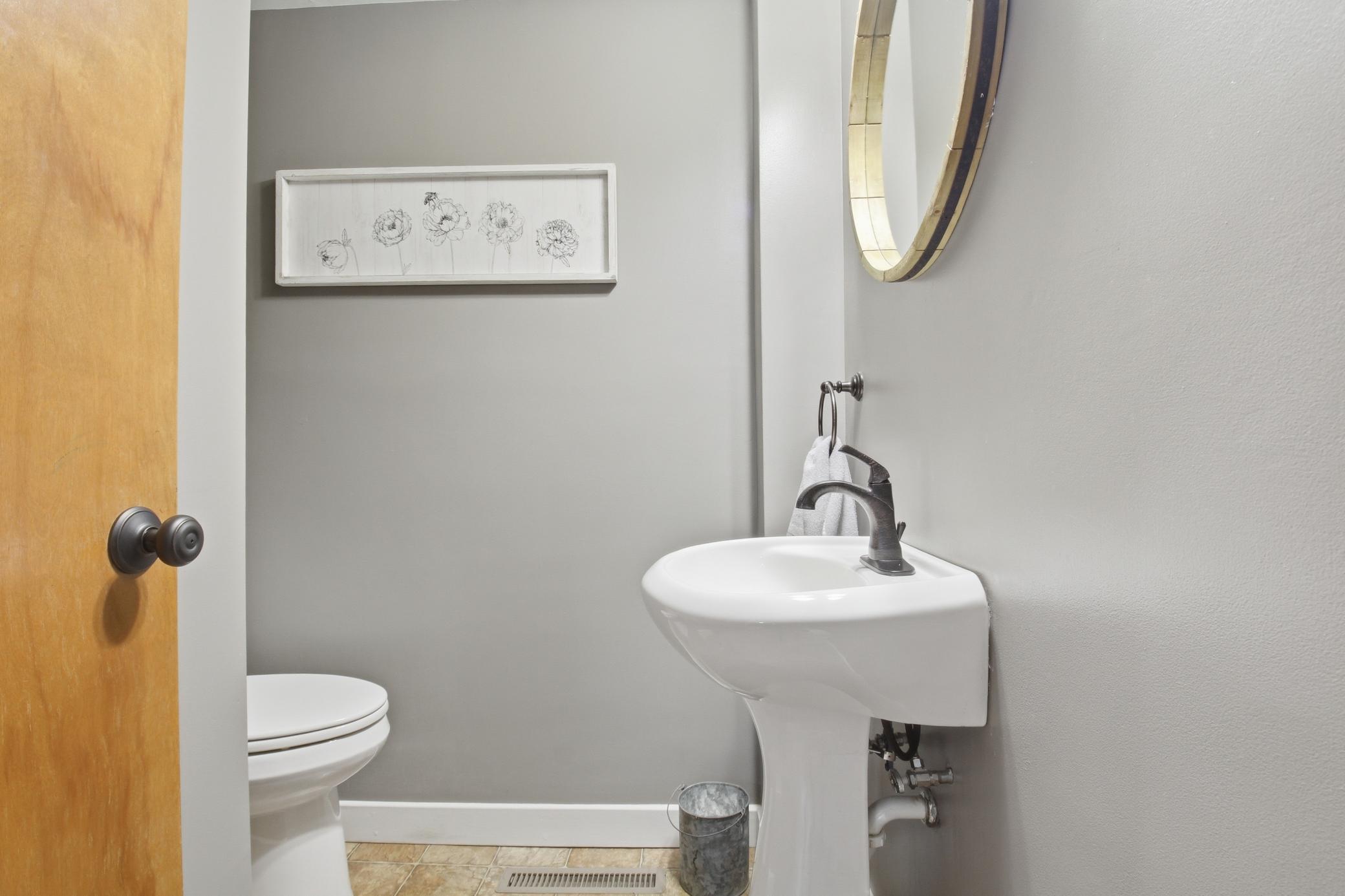 Main level 1/2 bath