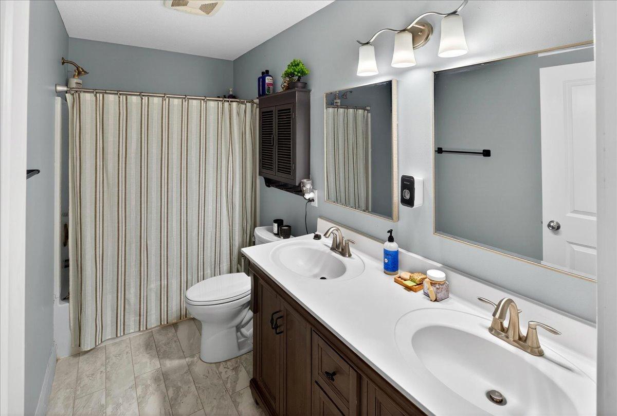 Upper-Level Full Bath