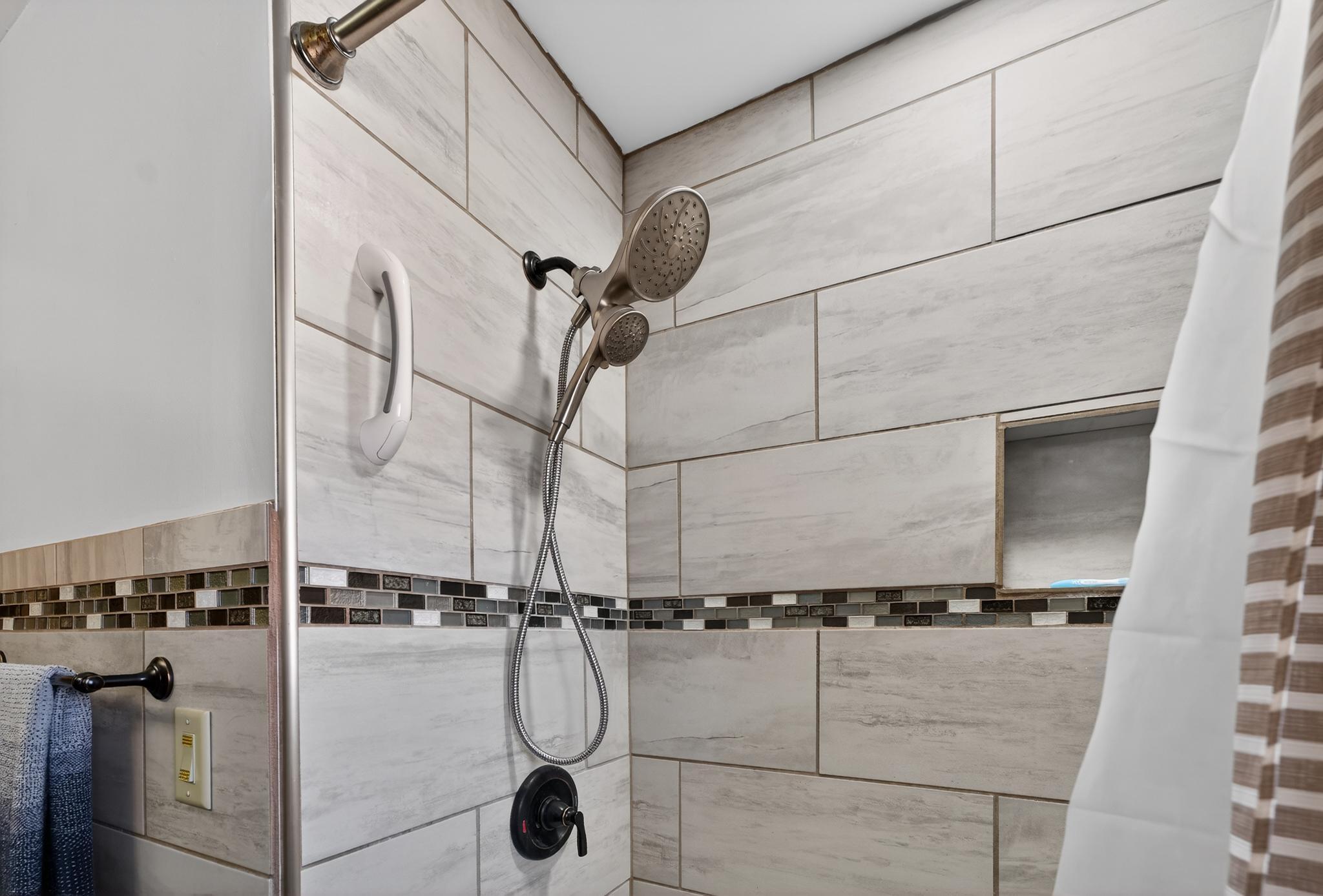 main bath.jpg