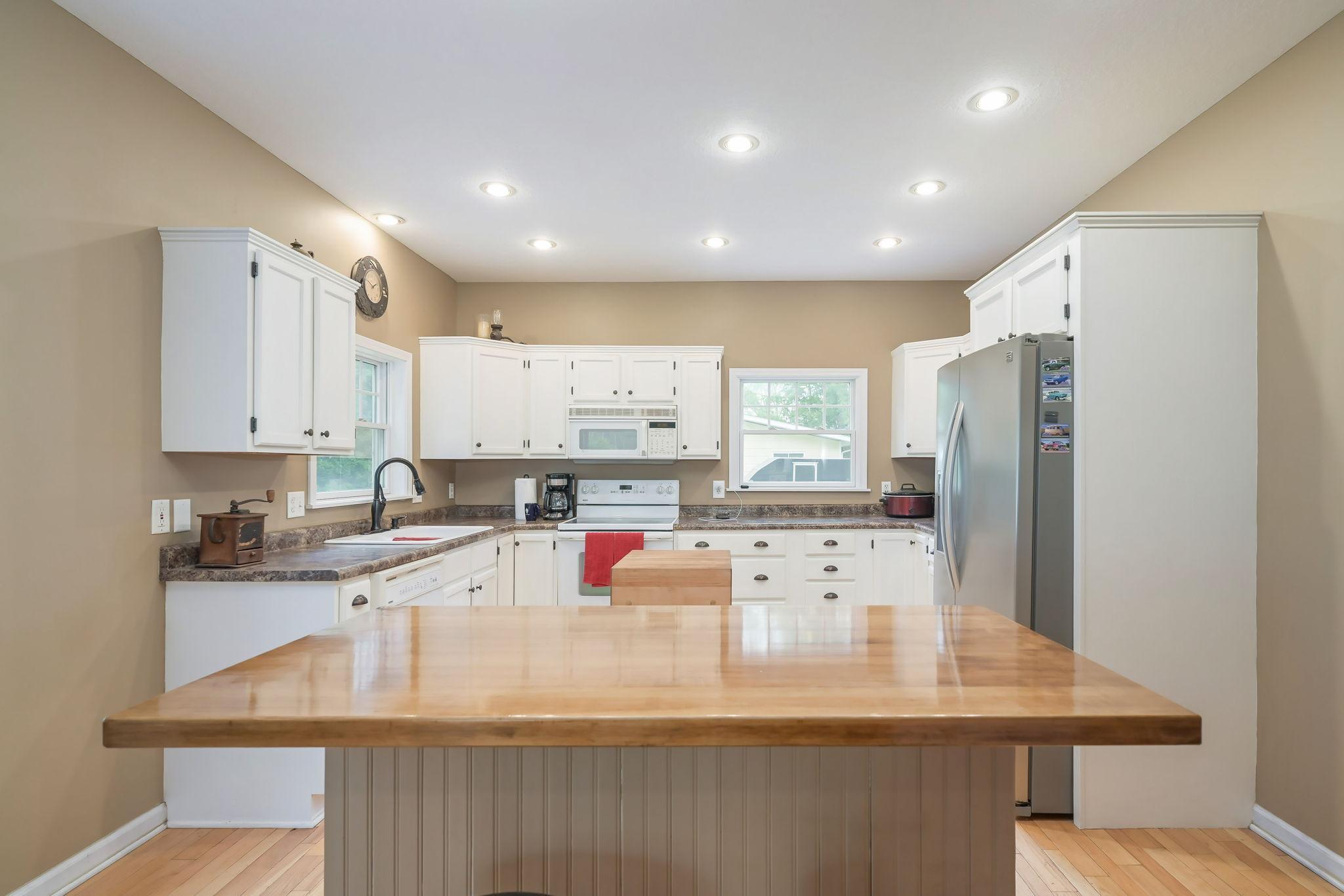 7-web-or-mls-5510 Bryant St-4.jpeg