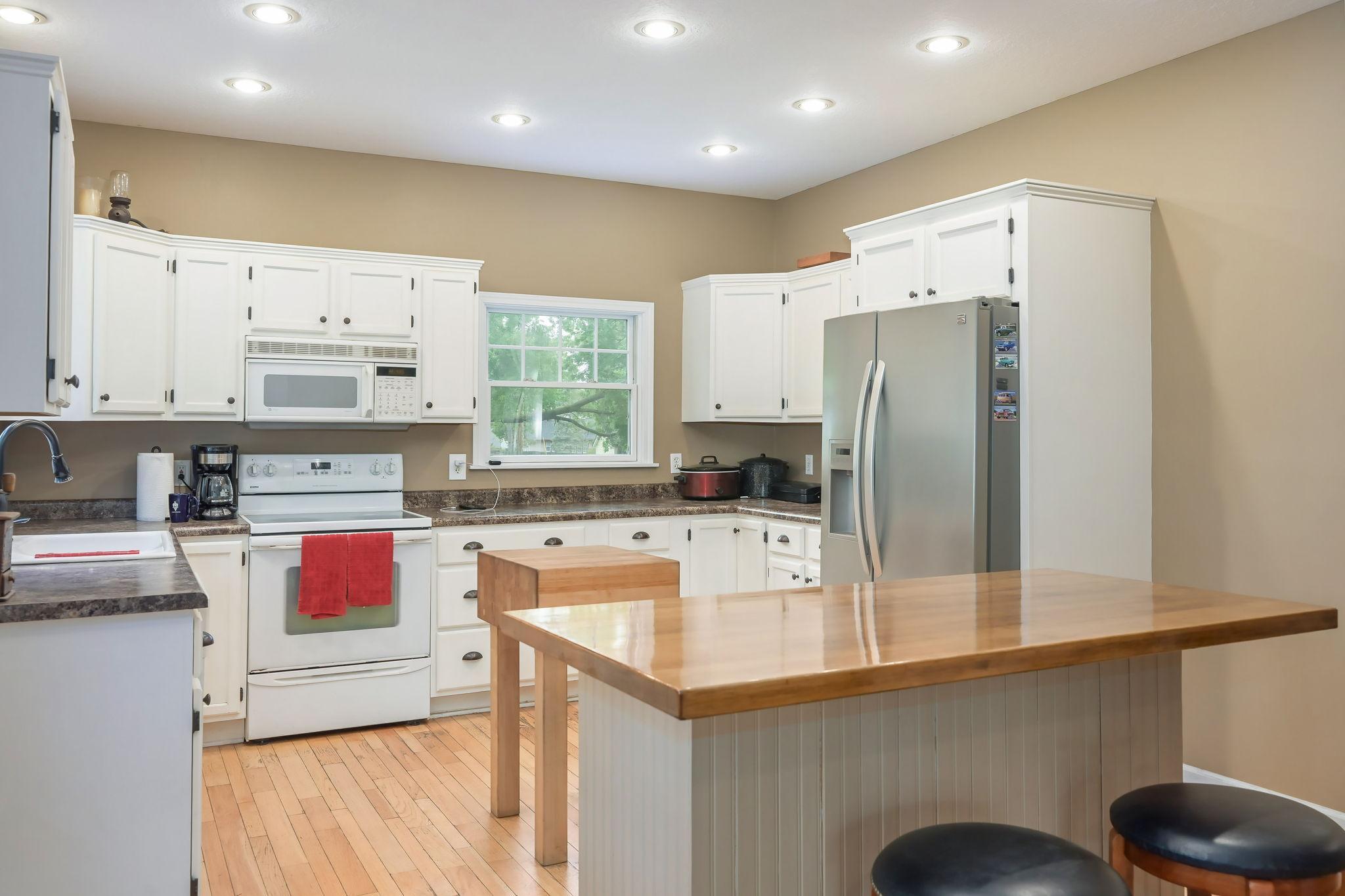 10-web-or-mls-5510 Bryant St-7.jpeg