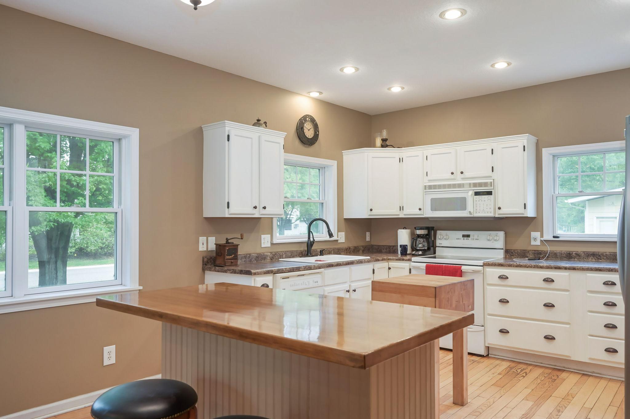 6-web-or-mls-5510 Bryant St-3.jpeg