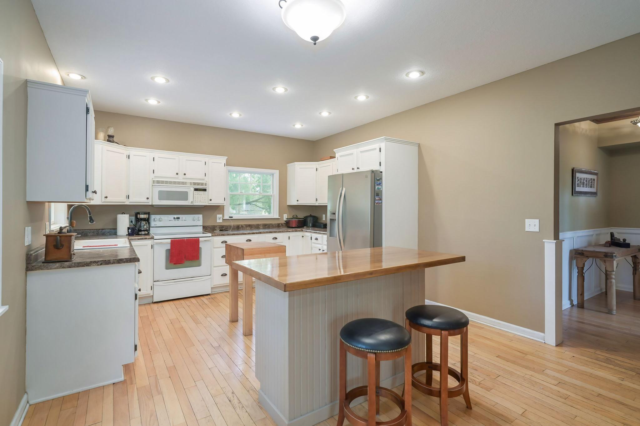 9-web-or-mls-5510 Bryant St-6.jpeg