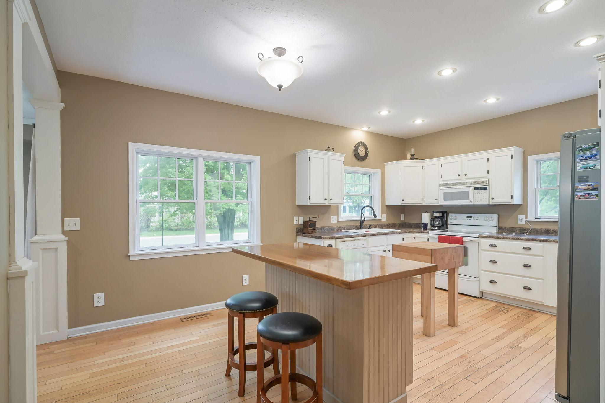 5-web-or-mls-5510 Bryant St-2.jpeg