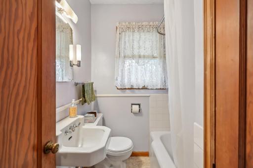 25-web-or-mls-N Lakes Trail-S2405-021.jpg