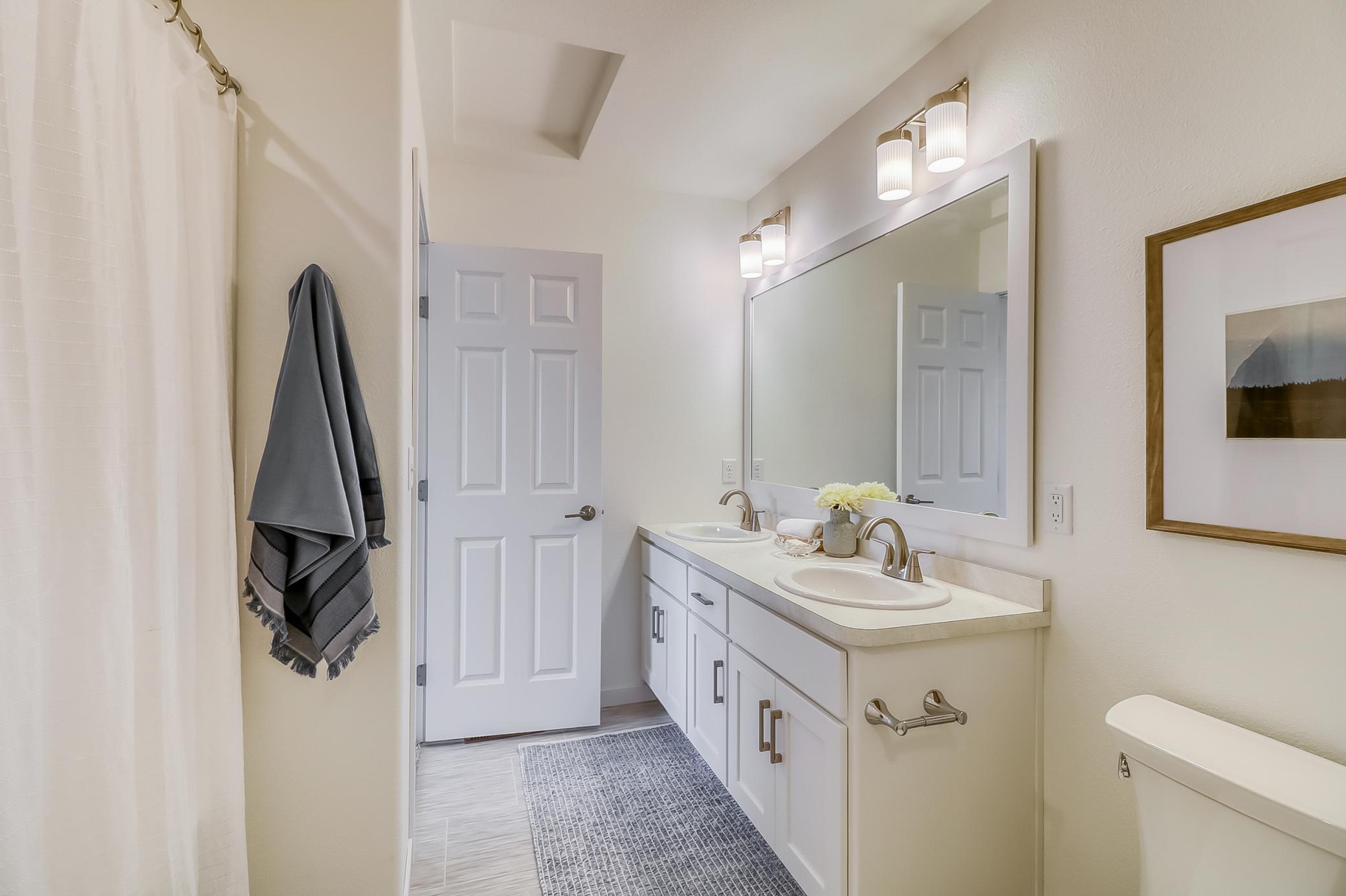 Bathroom1_1.jpg