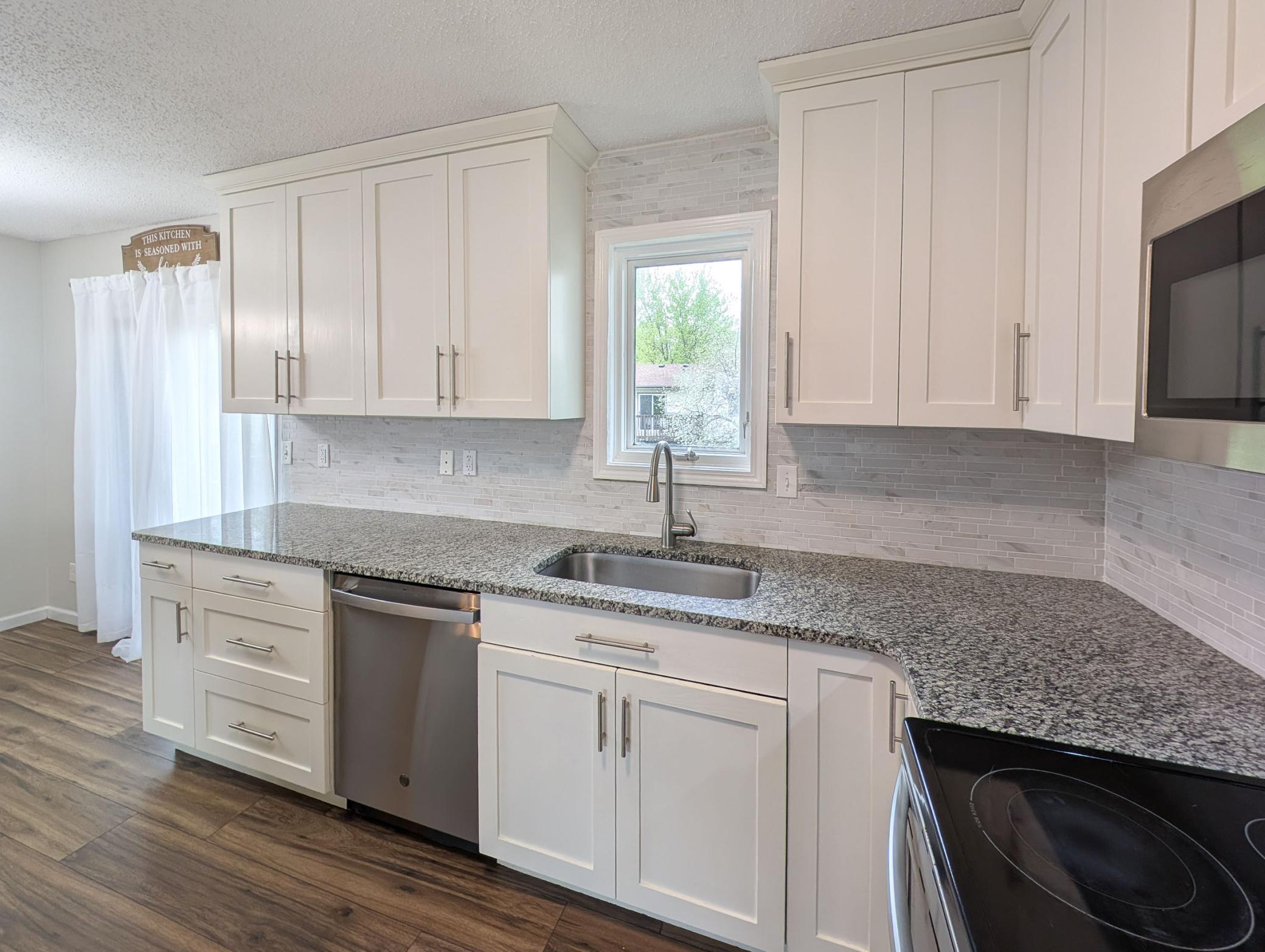 L2P031-1918 5th Ave E West Fargo.jpg